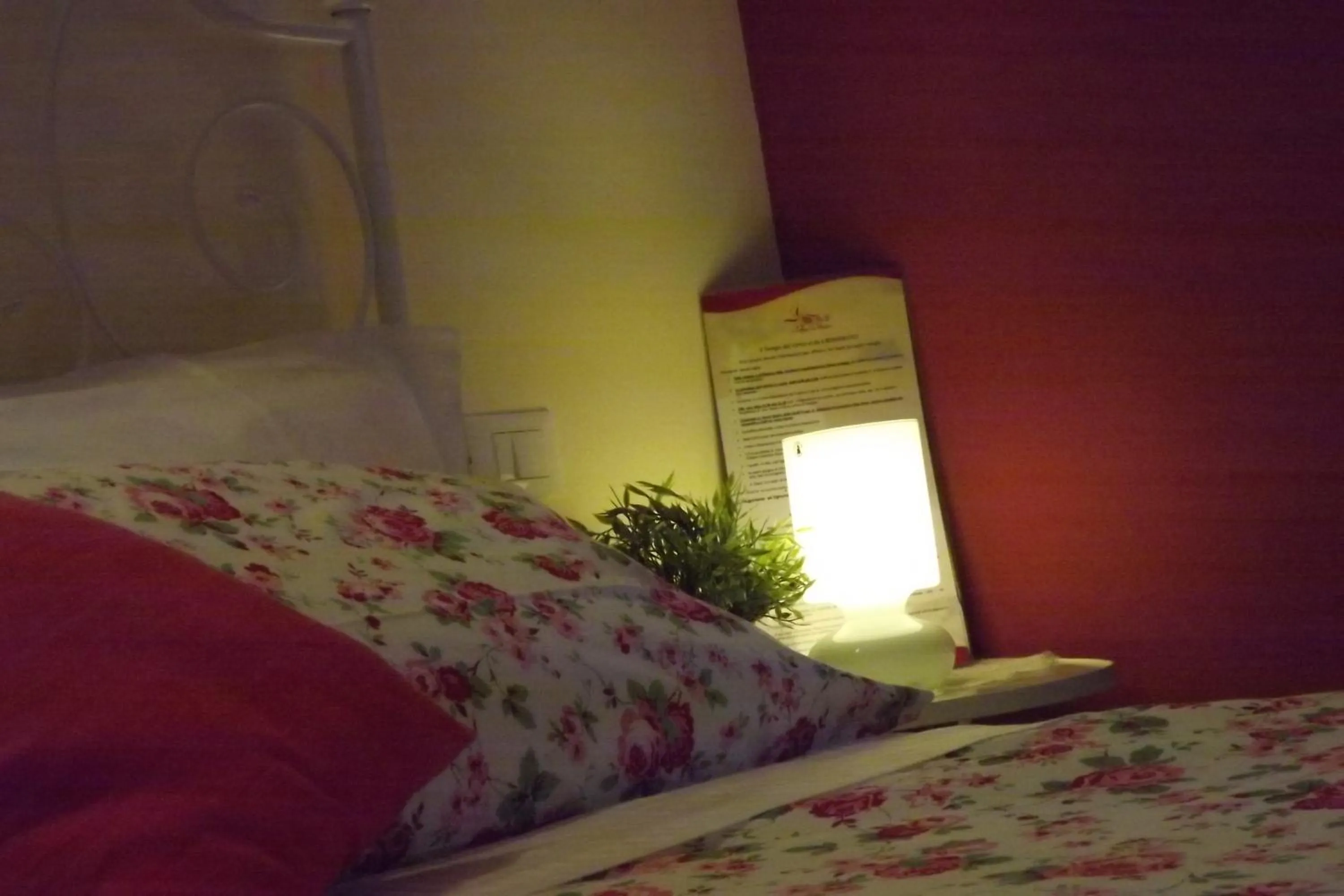 Bed in B&B Il Tempo Del Vento in front of the Castle