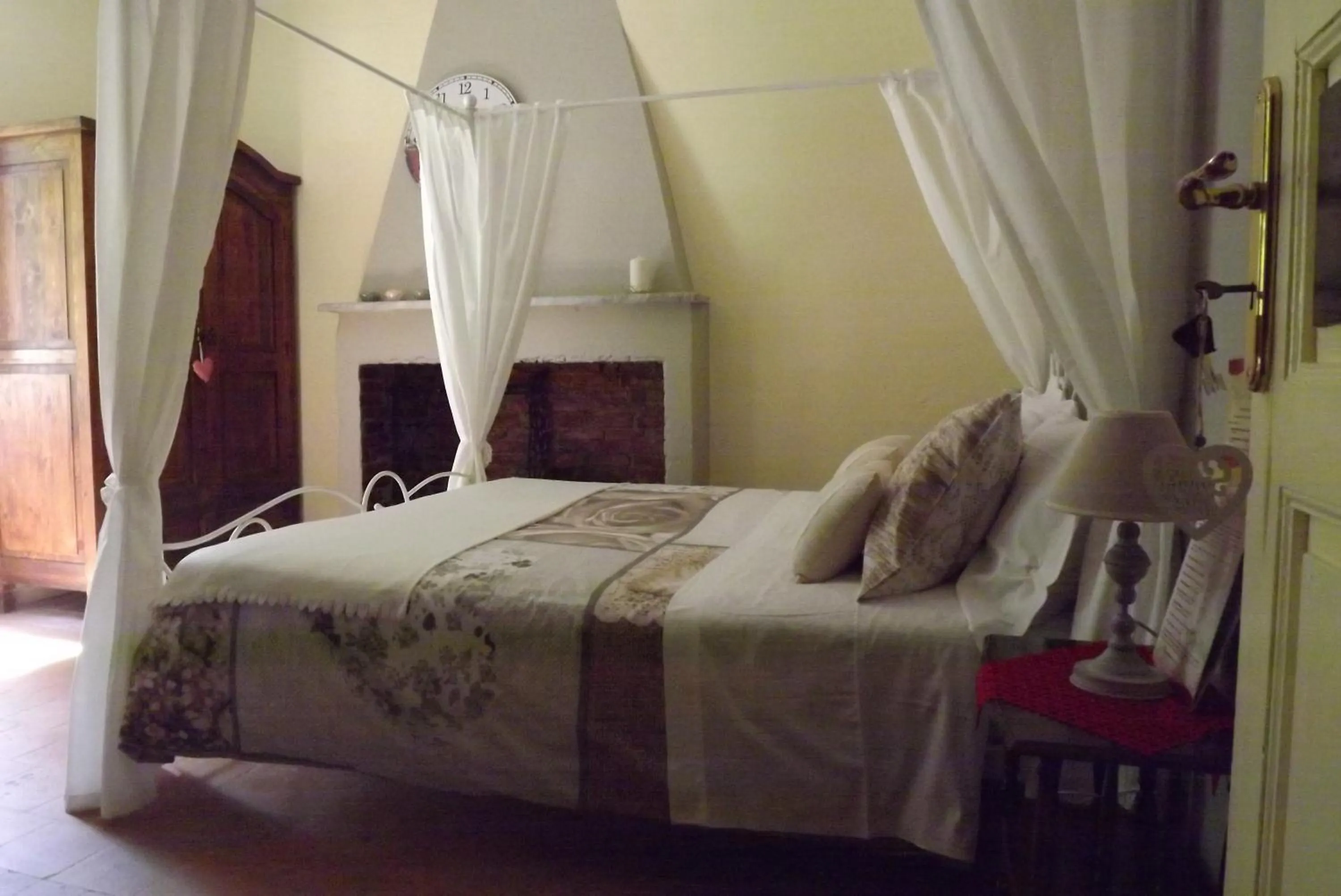 Bed in B&B Il Tempo Del Vento in front of the Castle
