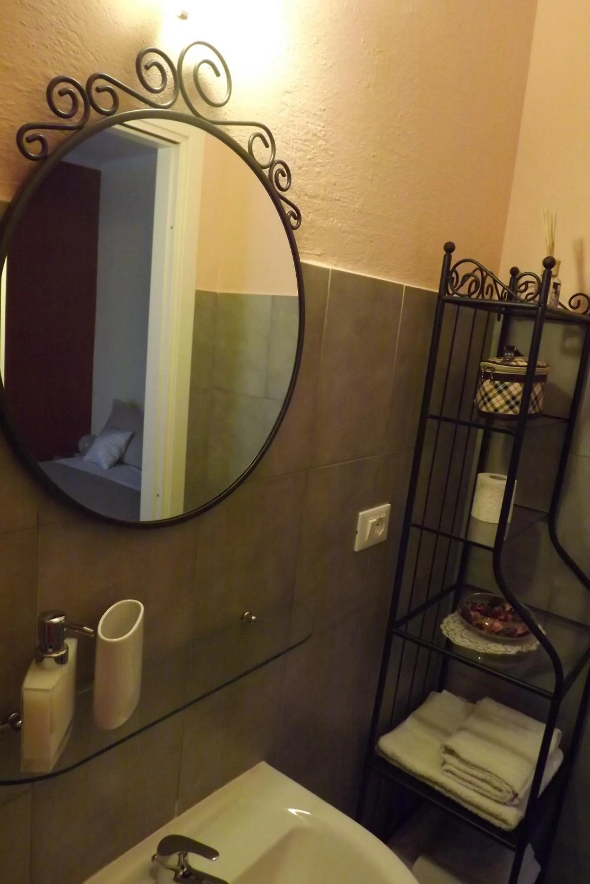 Shower in B&B Il Tempo Del Vento in front of the Castle