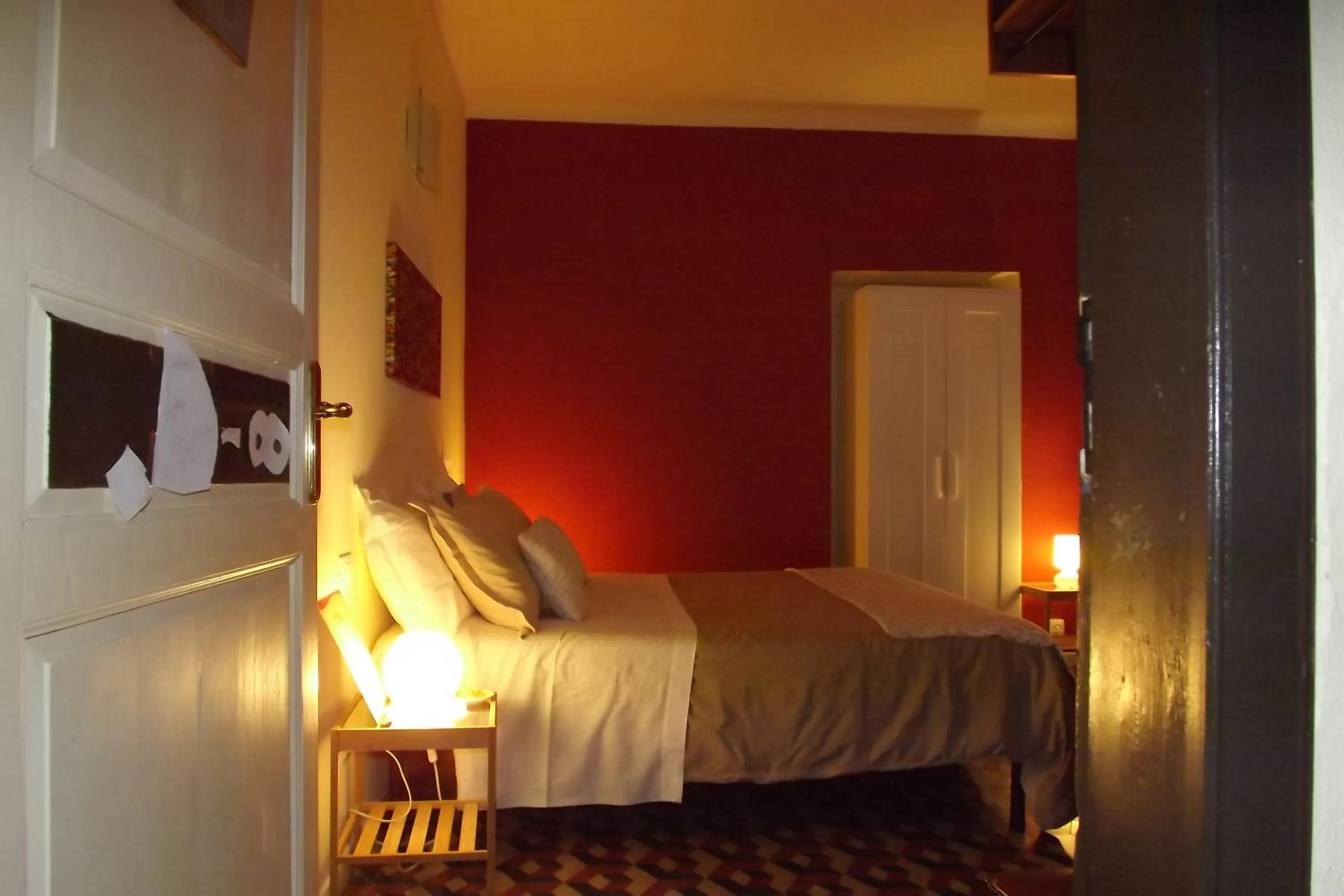 Bed in B&B Il Tempo Del Vento in front of the Castle