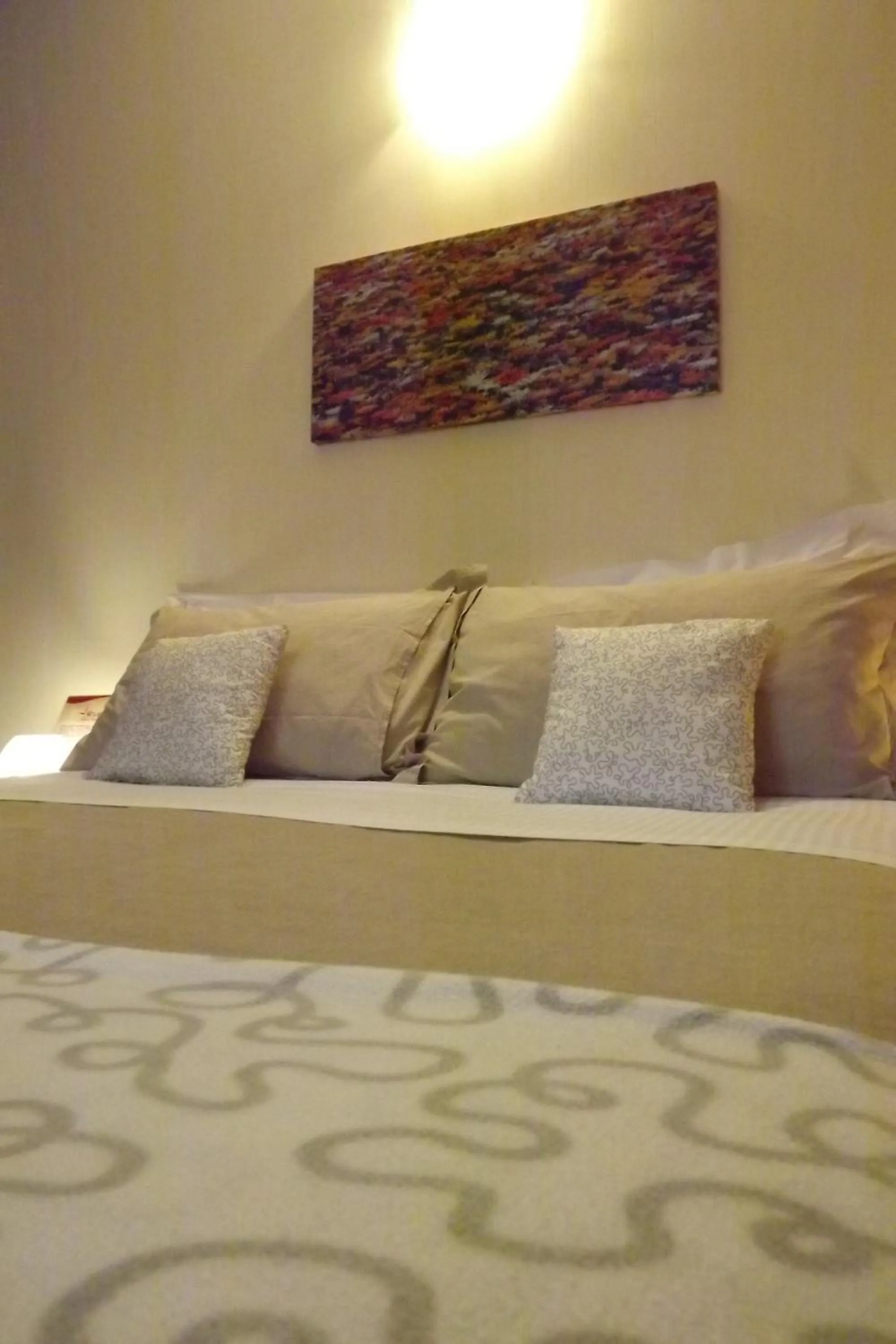 Bed in B&B Il Tempo Del Vento in front of the Castle