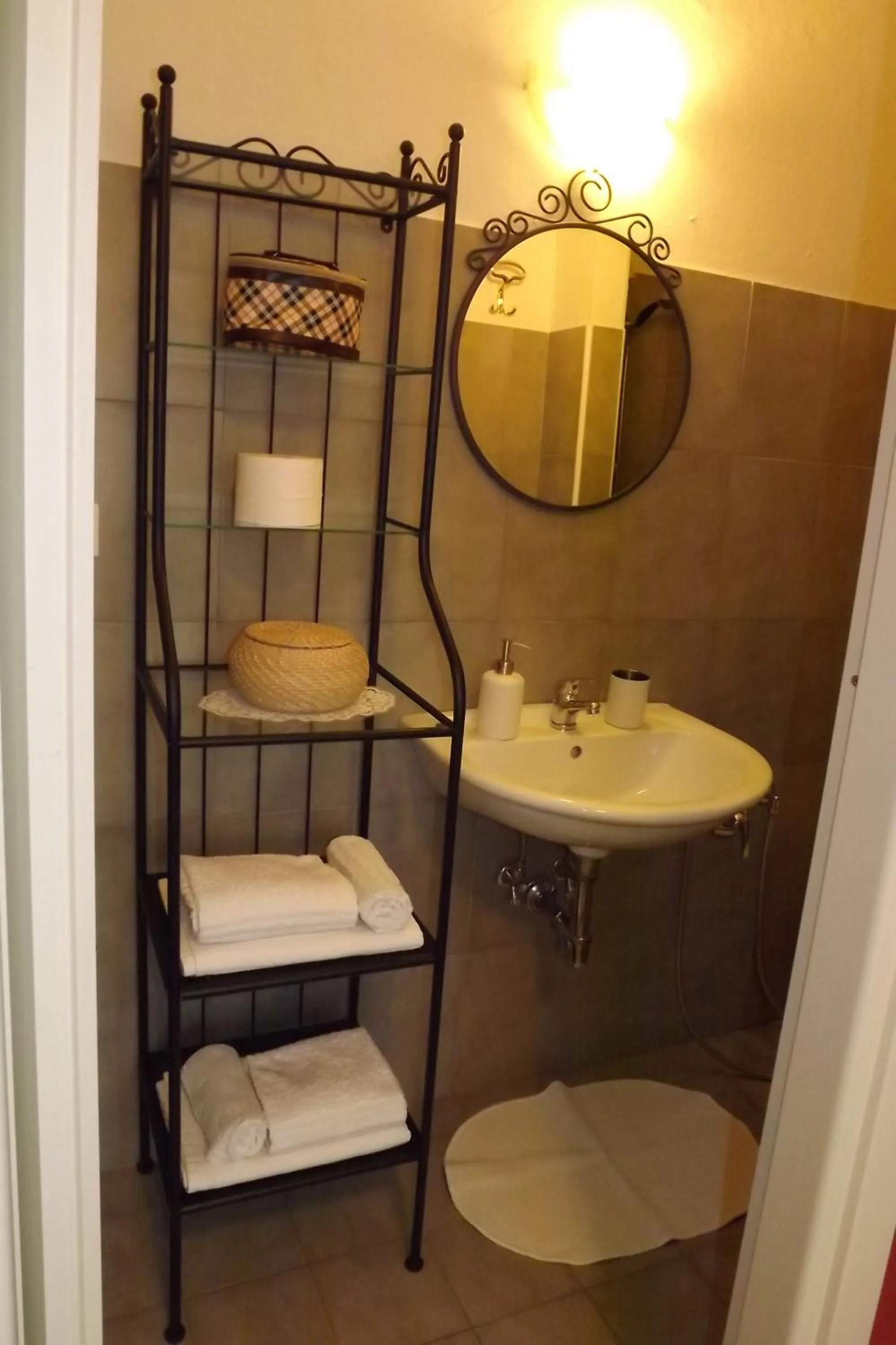 Bathroom in B&B Il Tempo Del Vento in front of the Castle