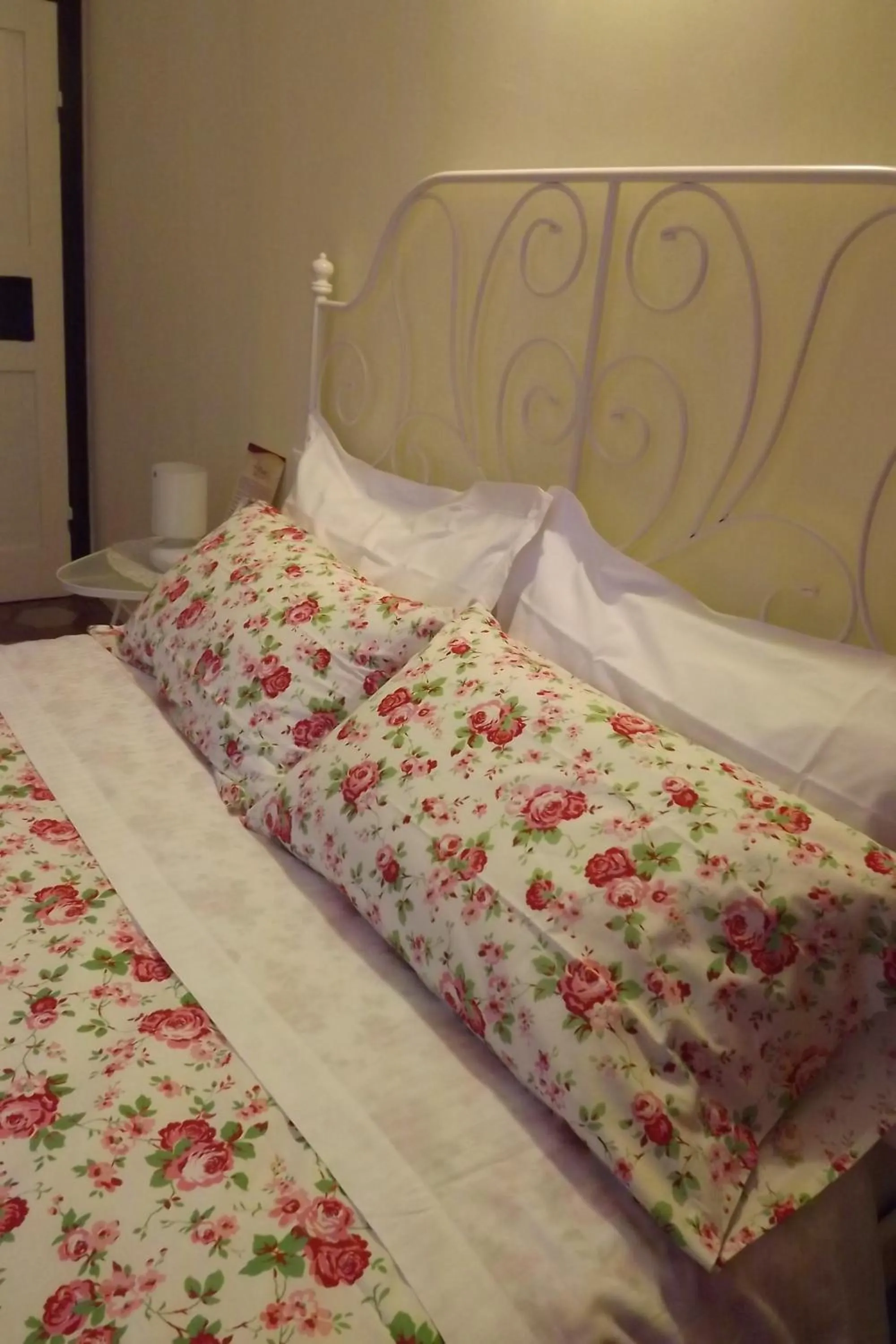 Bed in B&B Il Tempo Del Vento in front of the Castle