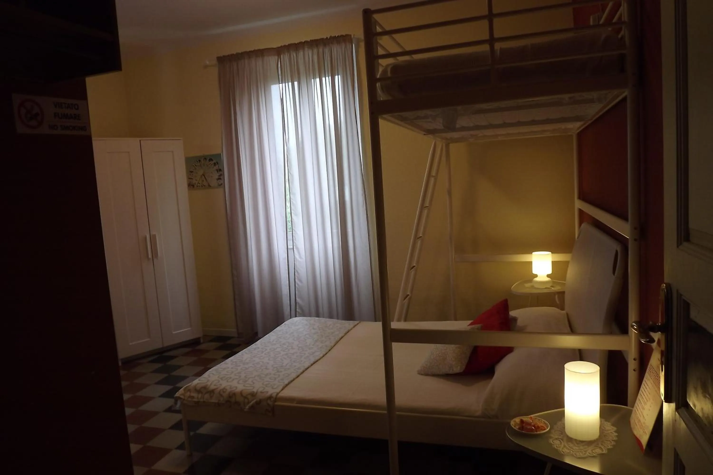 Bed in B&B Il Tempo Del Vento in front of the Castle