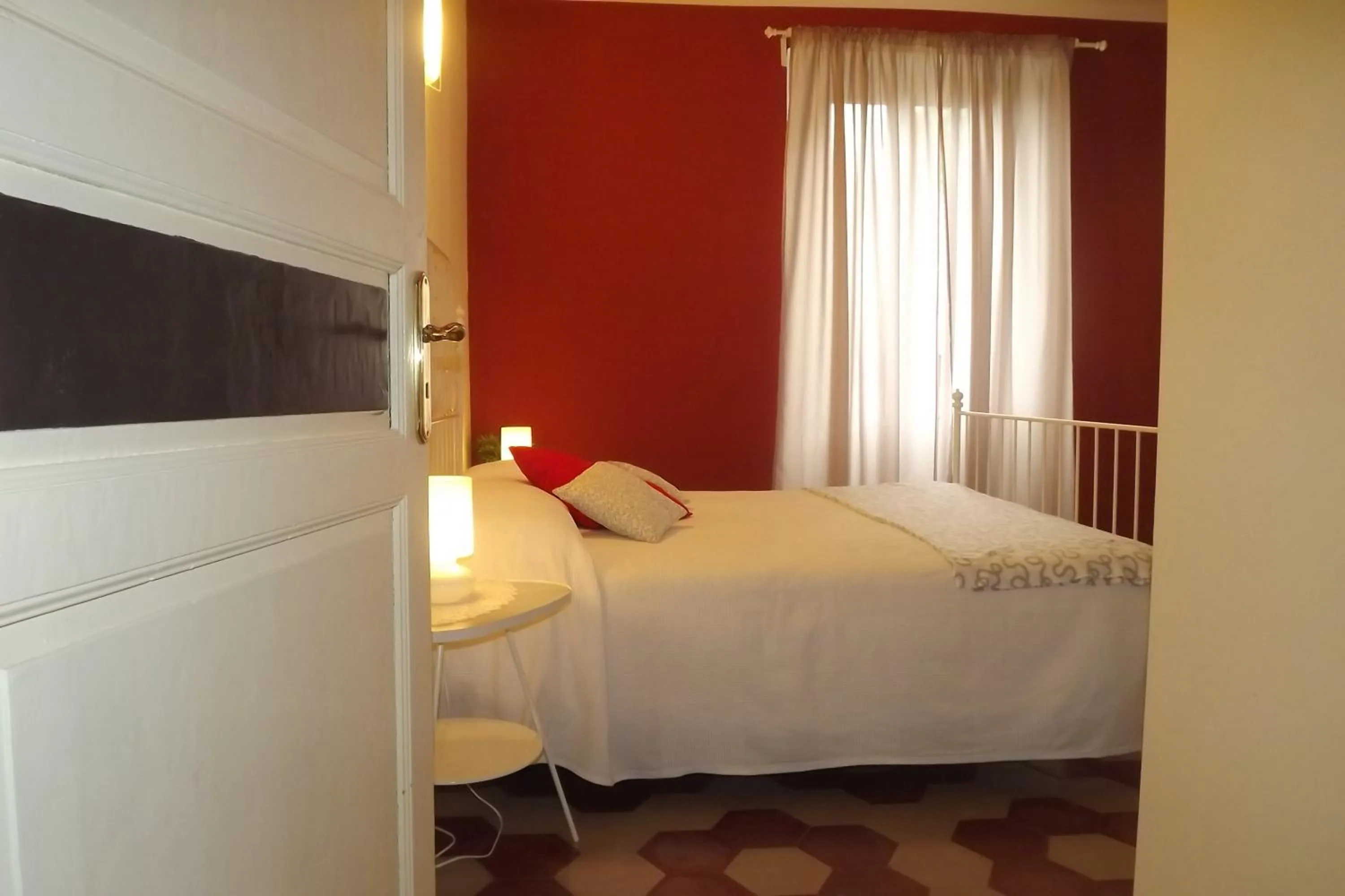 Garden view, Bed in B&B Il Tempo Del Vento in front of the Castle