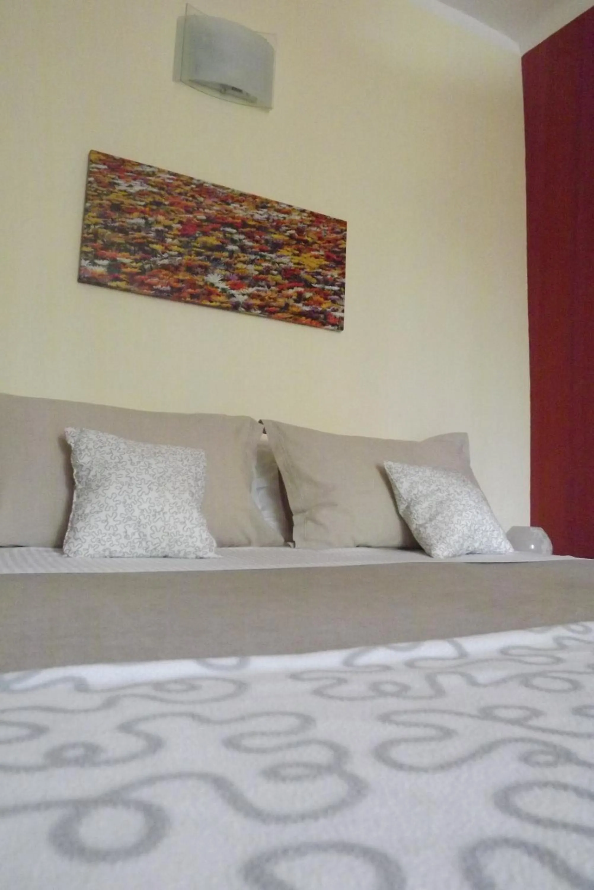 Bed in B&B Il Tempo Del Vento in front of the Castle