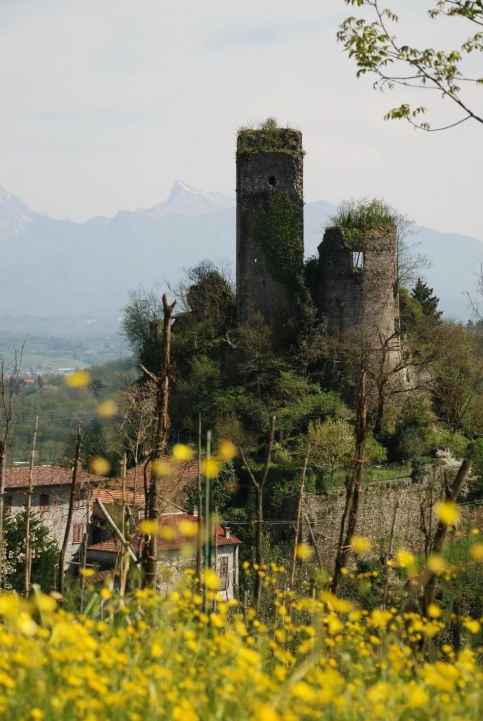 Nearby landmark in B&B Il Tempo Del Vento in front of the Castle