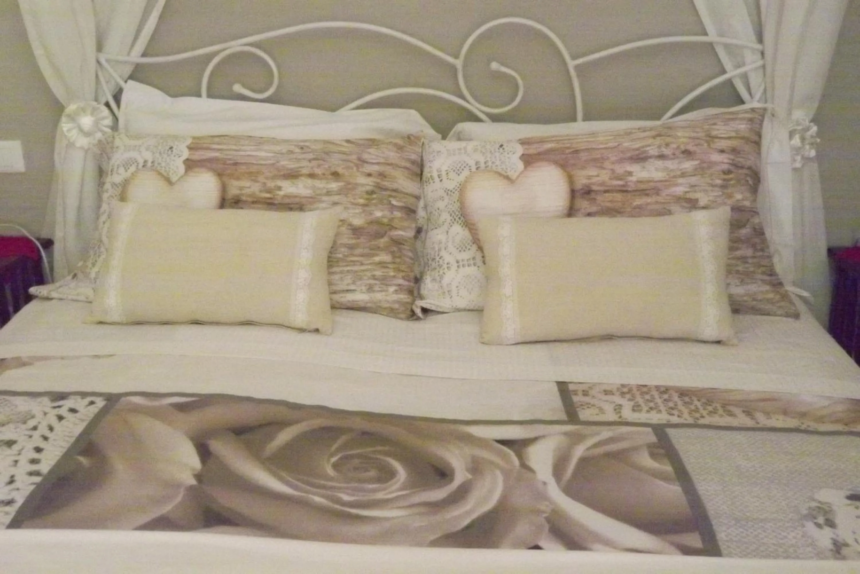 Bed in B&B Il Tempo Del Vento in front of the Castle