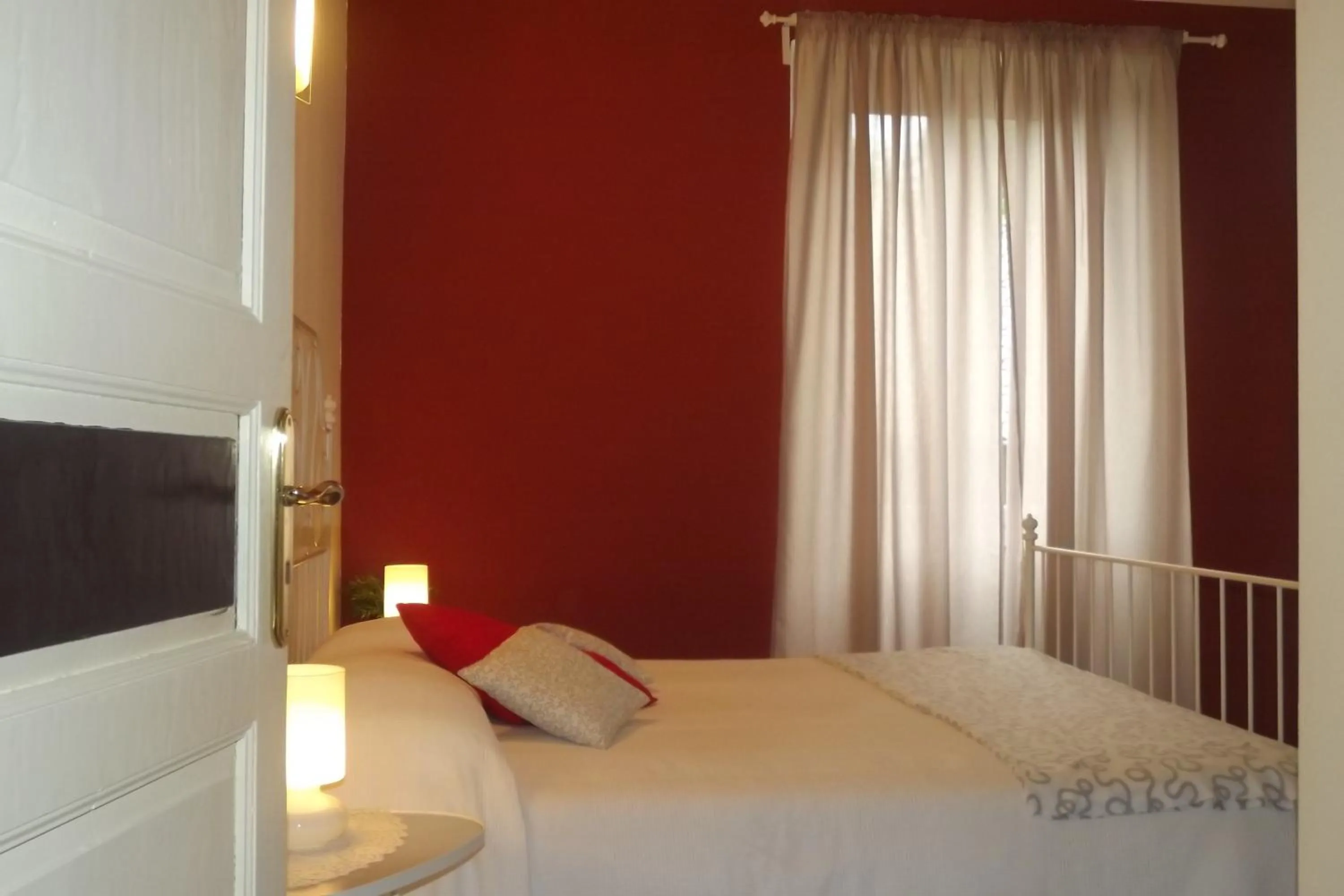 Bed in B&B Il Tempo Del Vento in front of the Castle