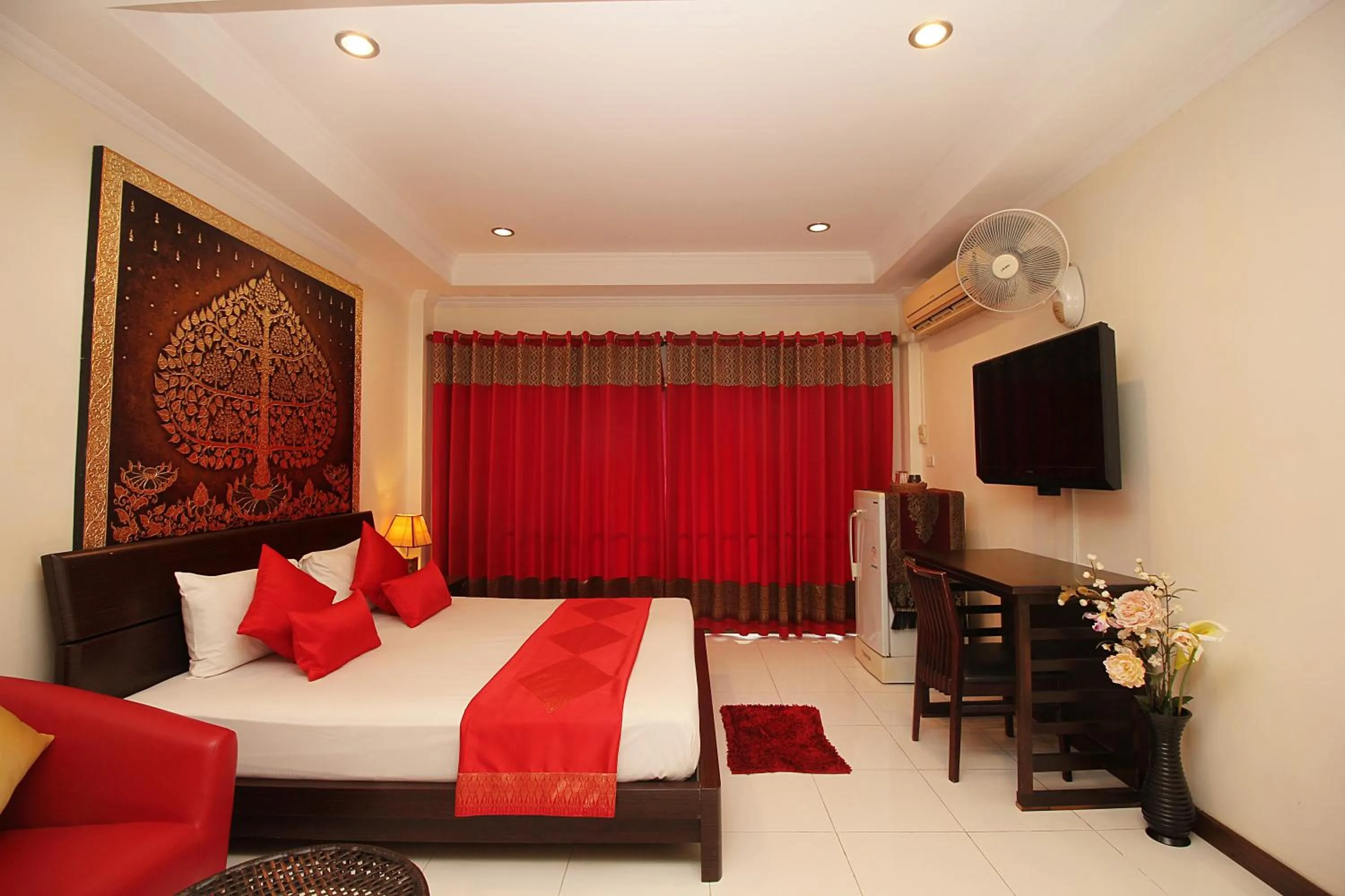 Photo of the whole room, Bed in Sky Silk Decoration House