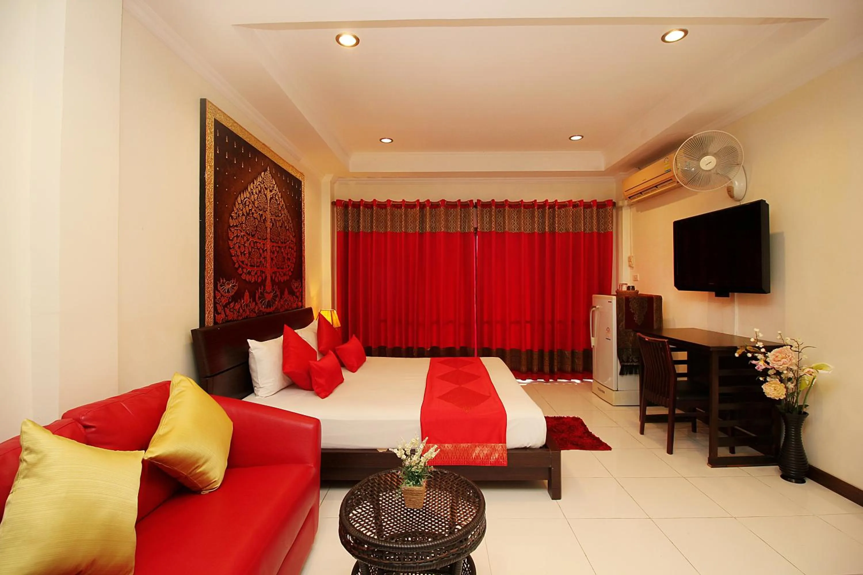 Photo of the whole room, Bed in Sky Silk Decoration House