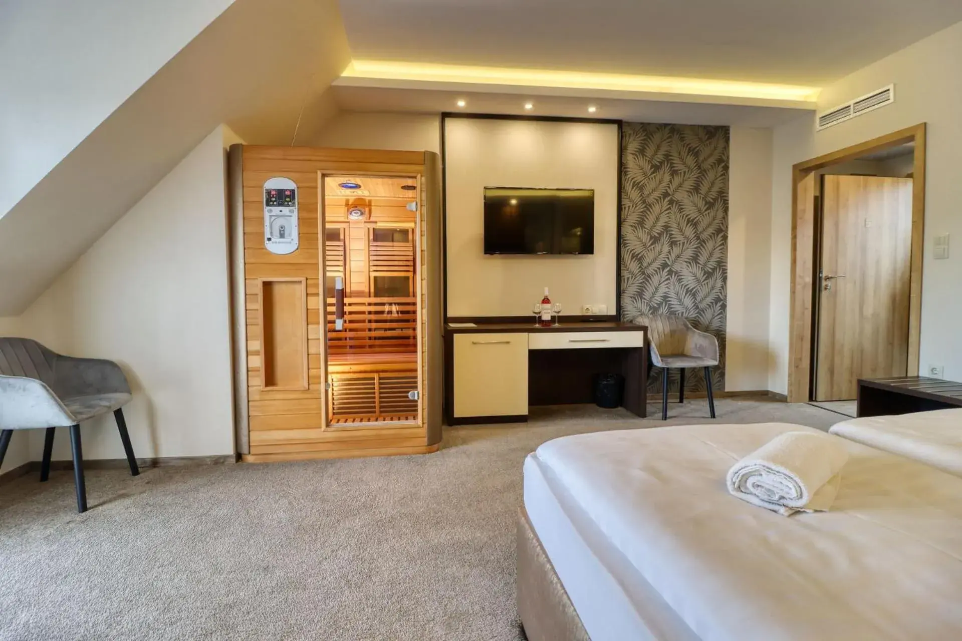 Deluxe King Room - single occupancy in Hotel Villa Park Deluxe King Room - single occupancy in Hotel Villa Park