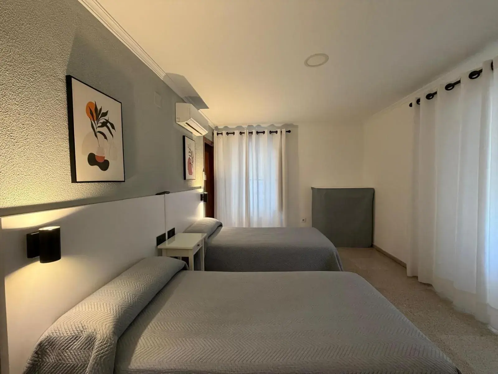 Twin Room with Extra Bed in Hostal Bahía Twin Room with Extra Bed in Hostal Bahía