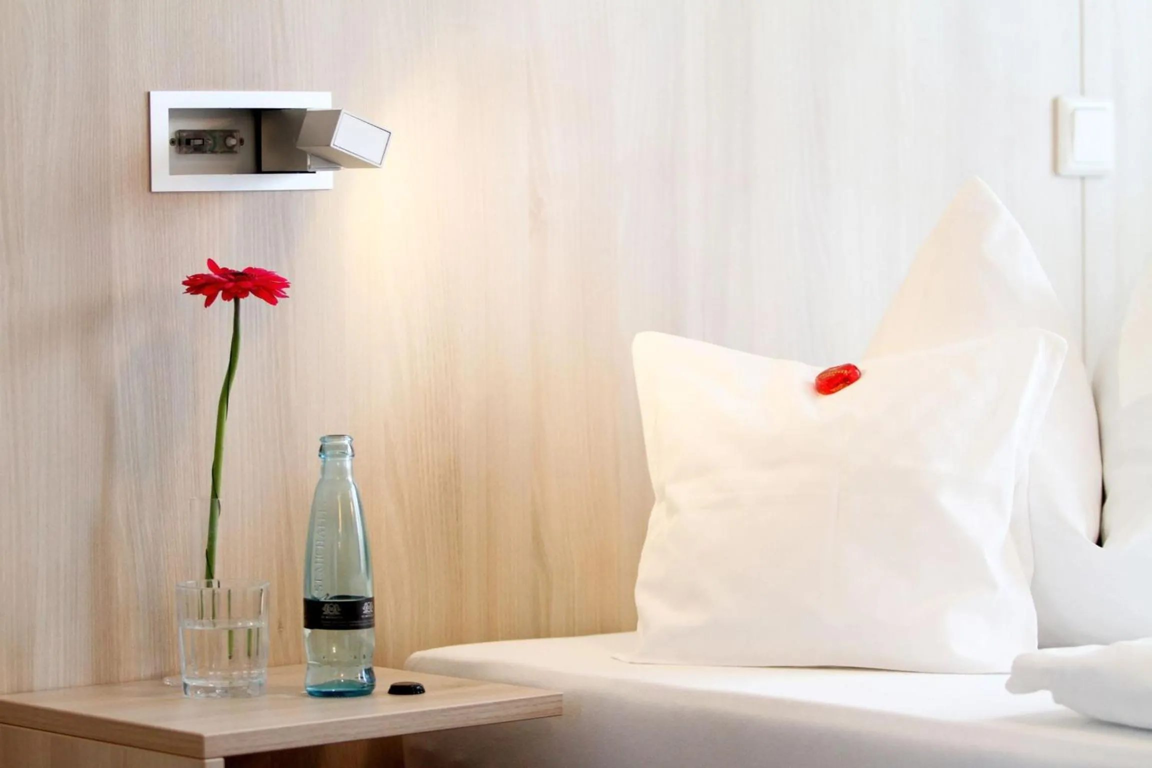 Photo of the whole room, Bed in Stadthaushotel Hamburg - Inklusionshotel