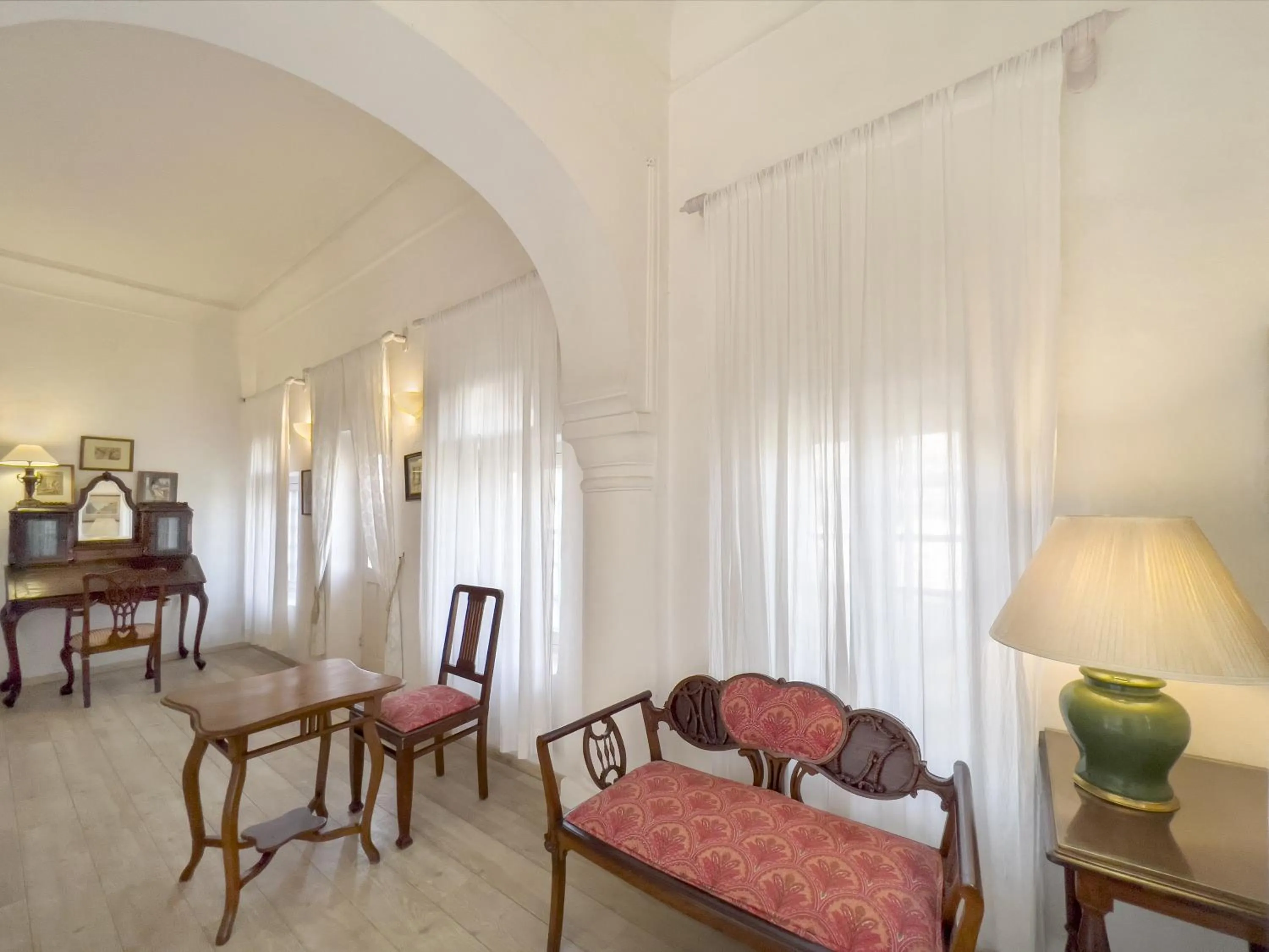 Bed in Neemrana Fort-Palace