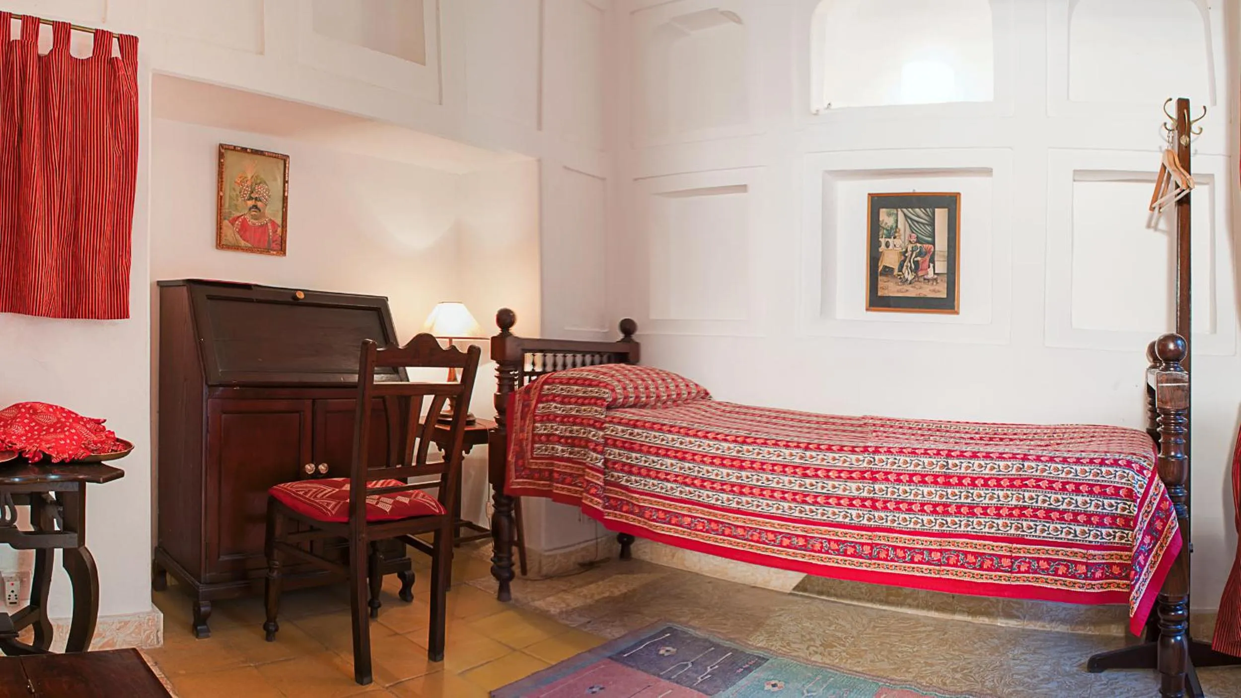 Bed in Neemrana Fort-Palace