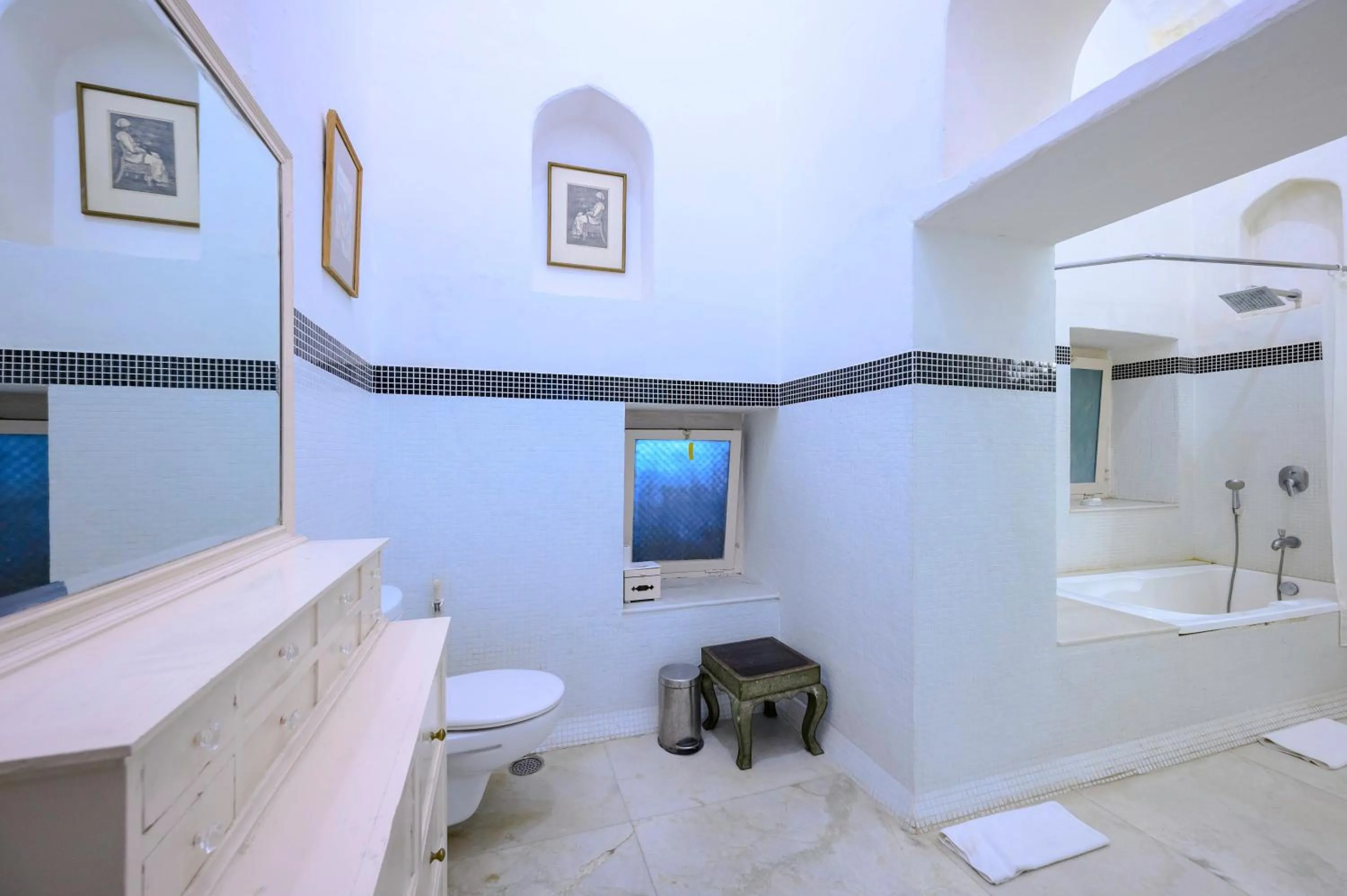 Shower in Neemrana Fort-Palace