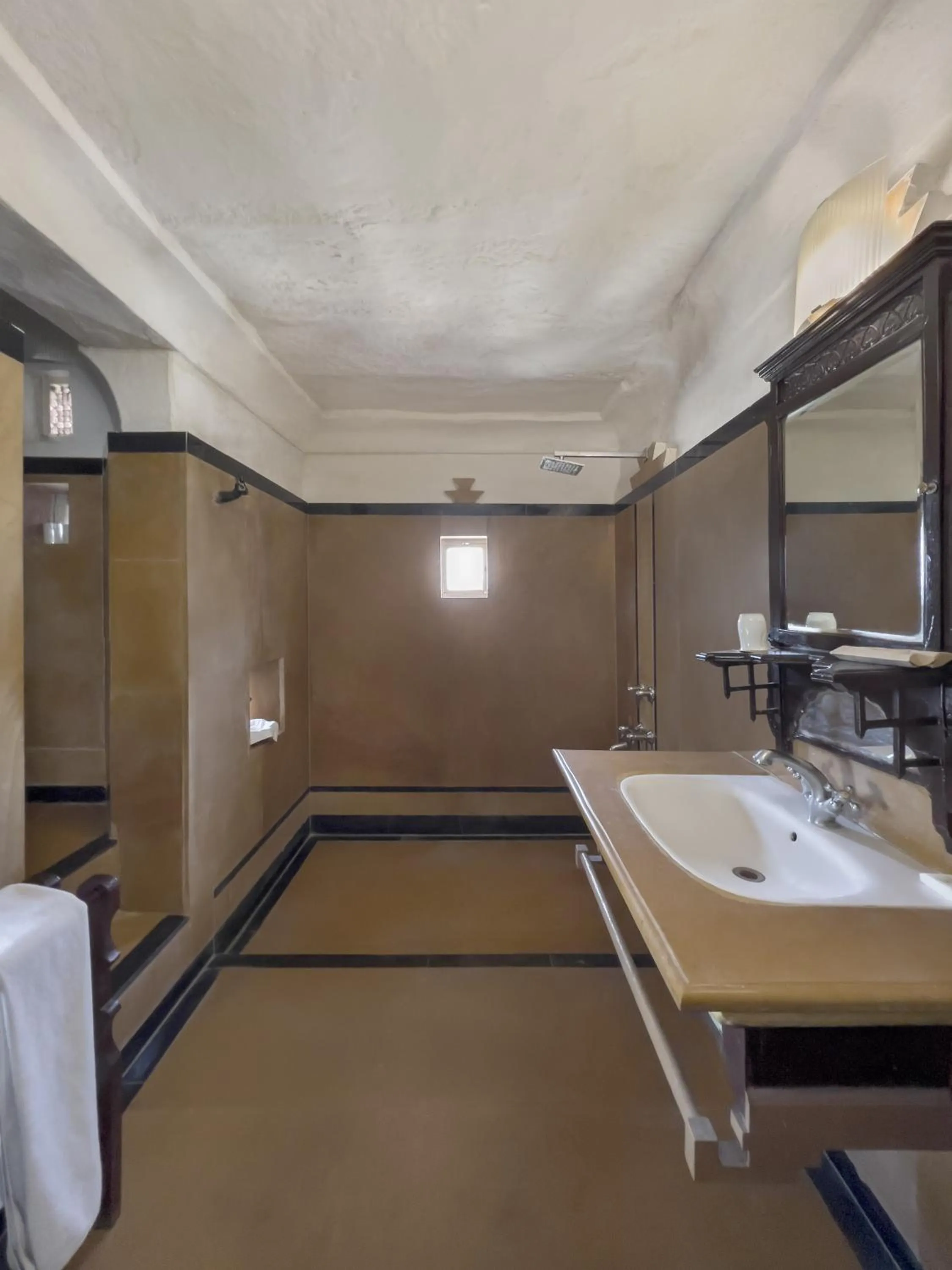 Shower in Neemrana Fort-Palace