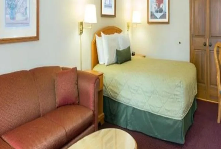 Seating area, Bed in Indy Speedway Inn