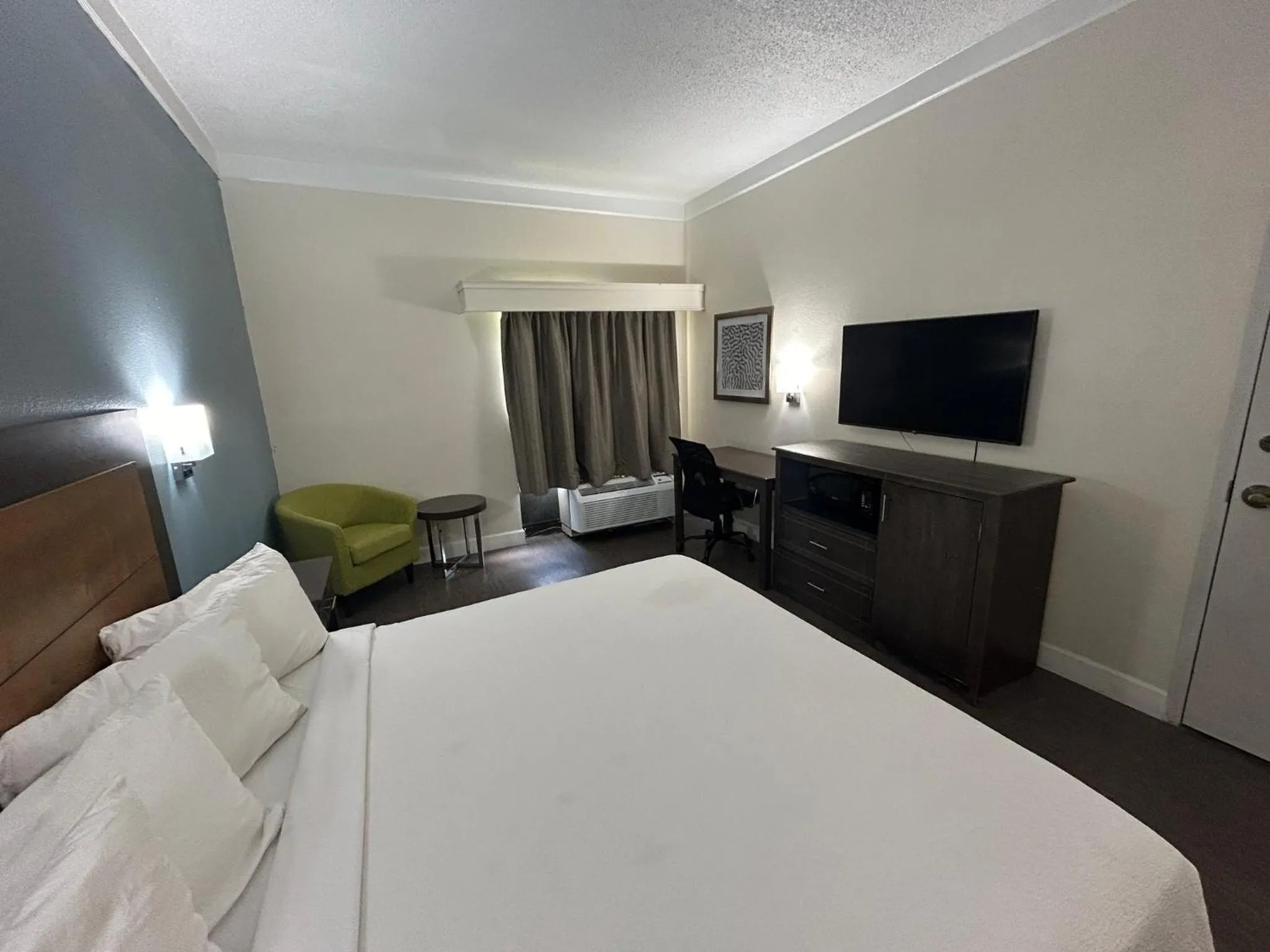 Photo of the whole room, Bed in Best Western Airport Inn Fort Myers