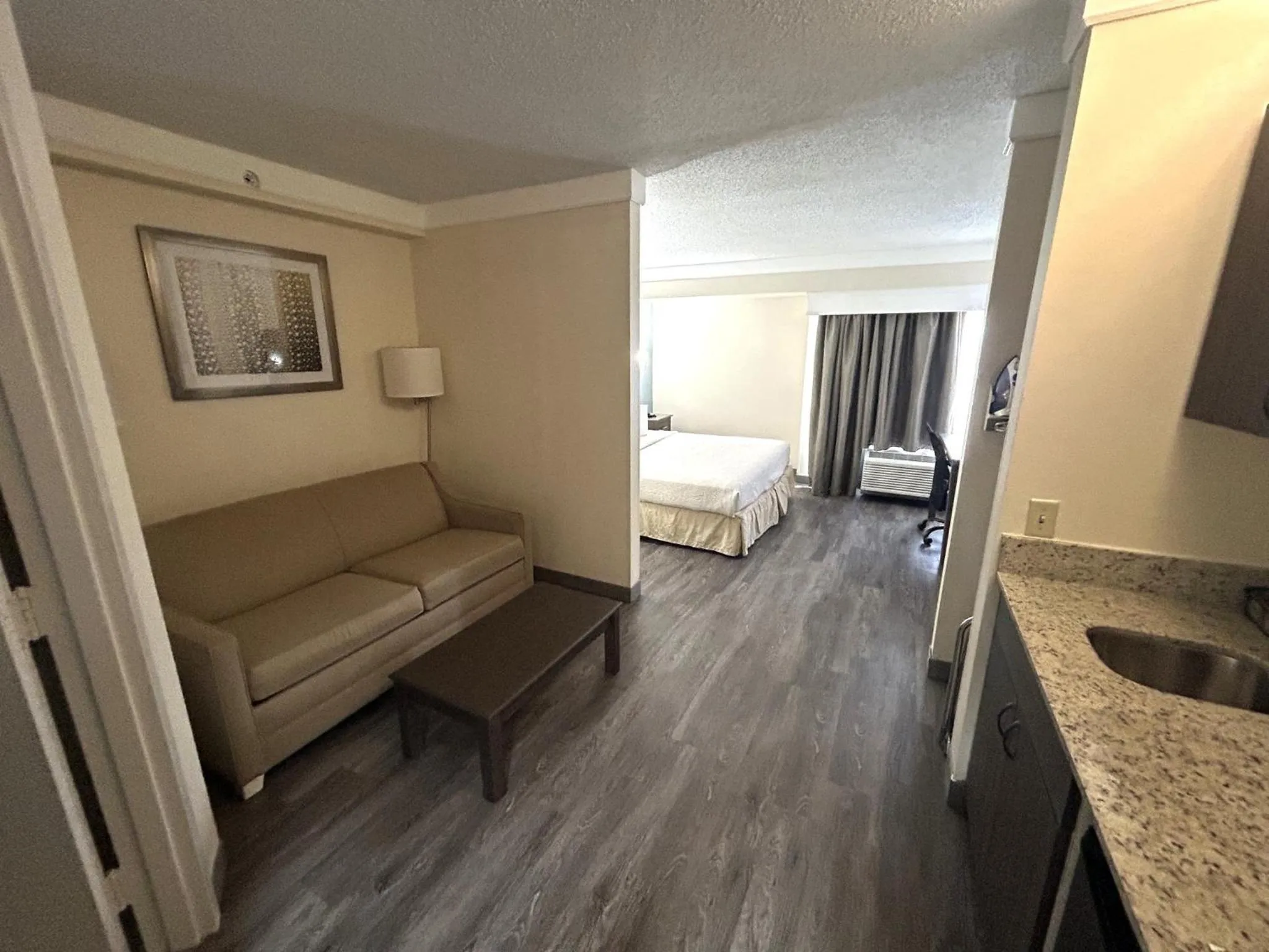 Photo of the whole room, Bed in Best Western Airport Inn Fort Myers