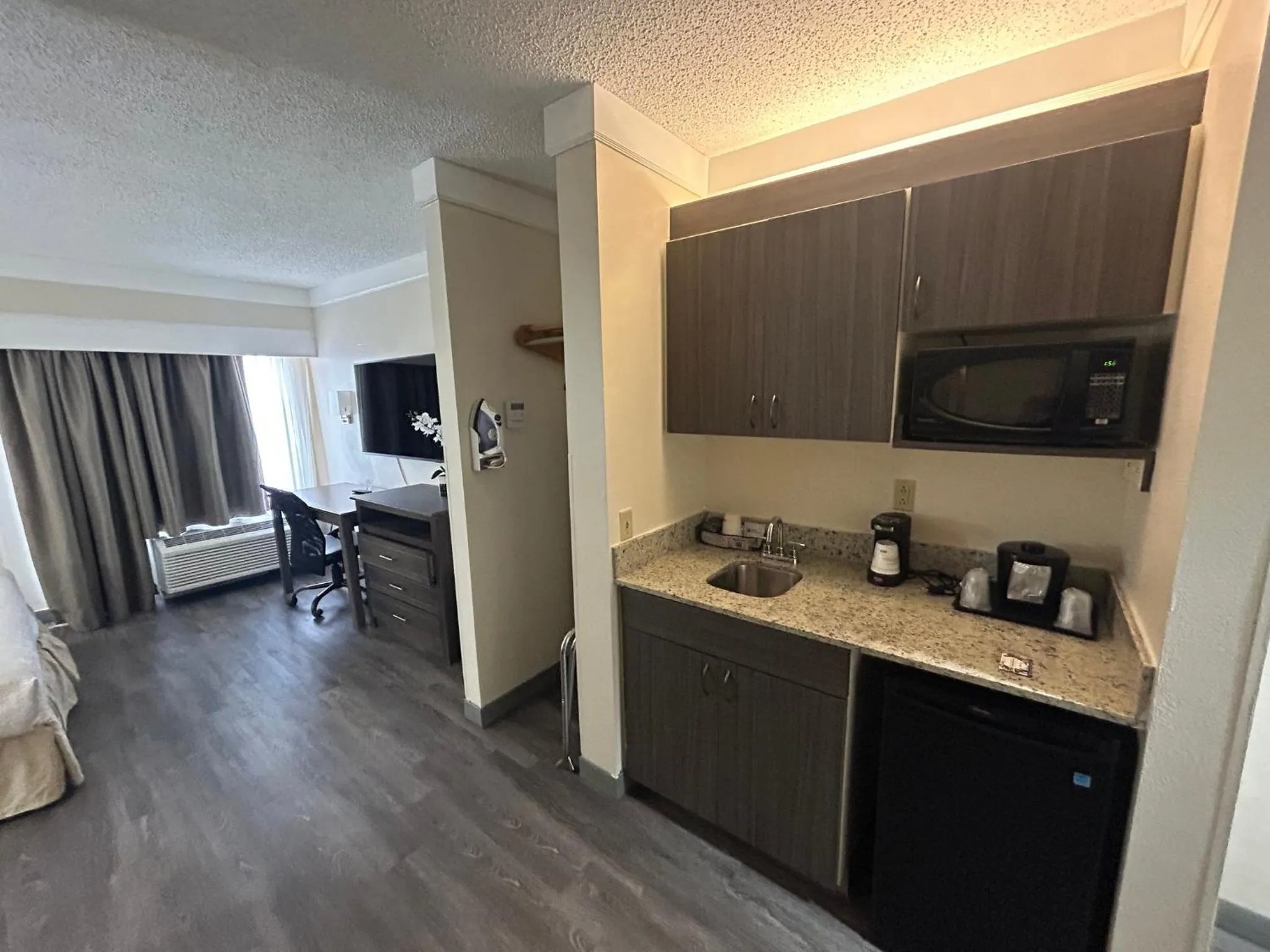 Photo of the whole room, Bed in Best Western Airport Inn Fort Myers