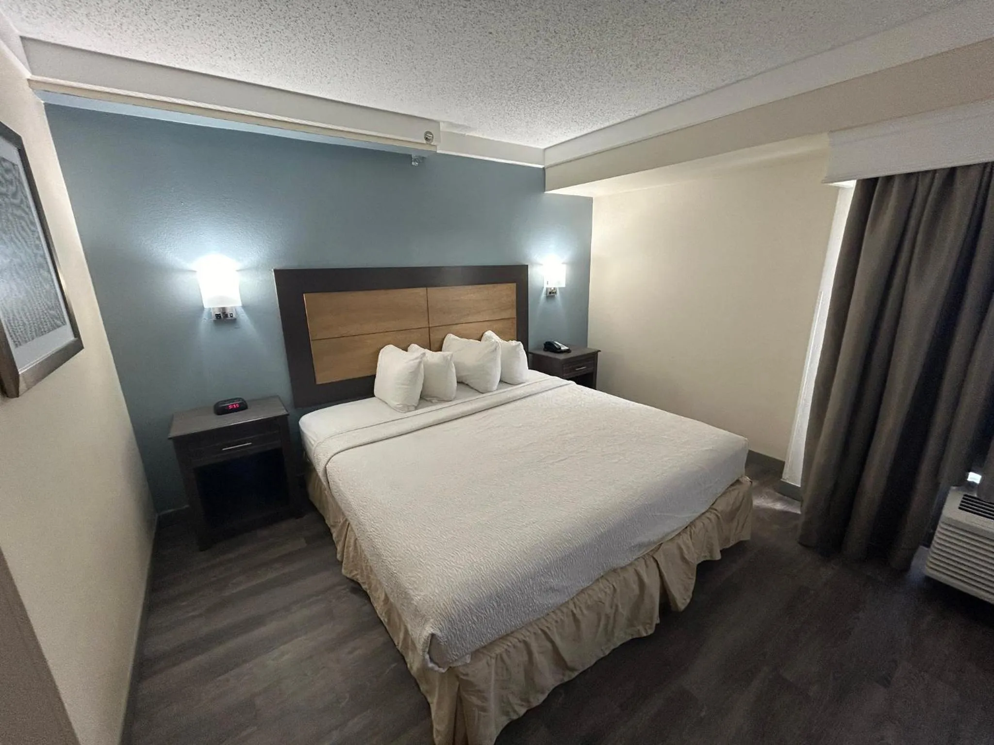 Photo of the whole room, Bed in Best Western Airport Inn Fort Myers