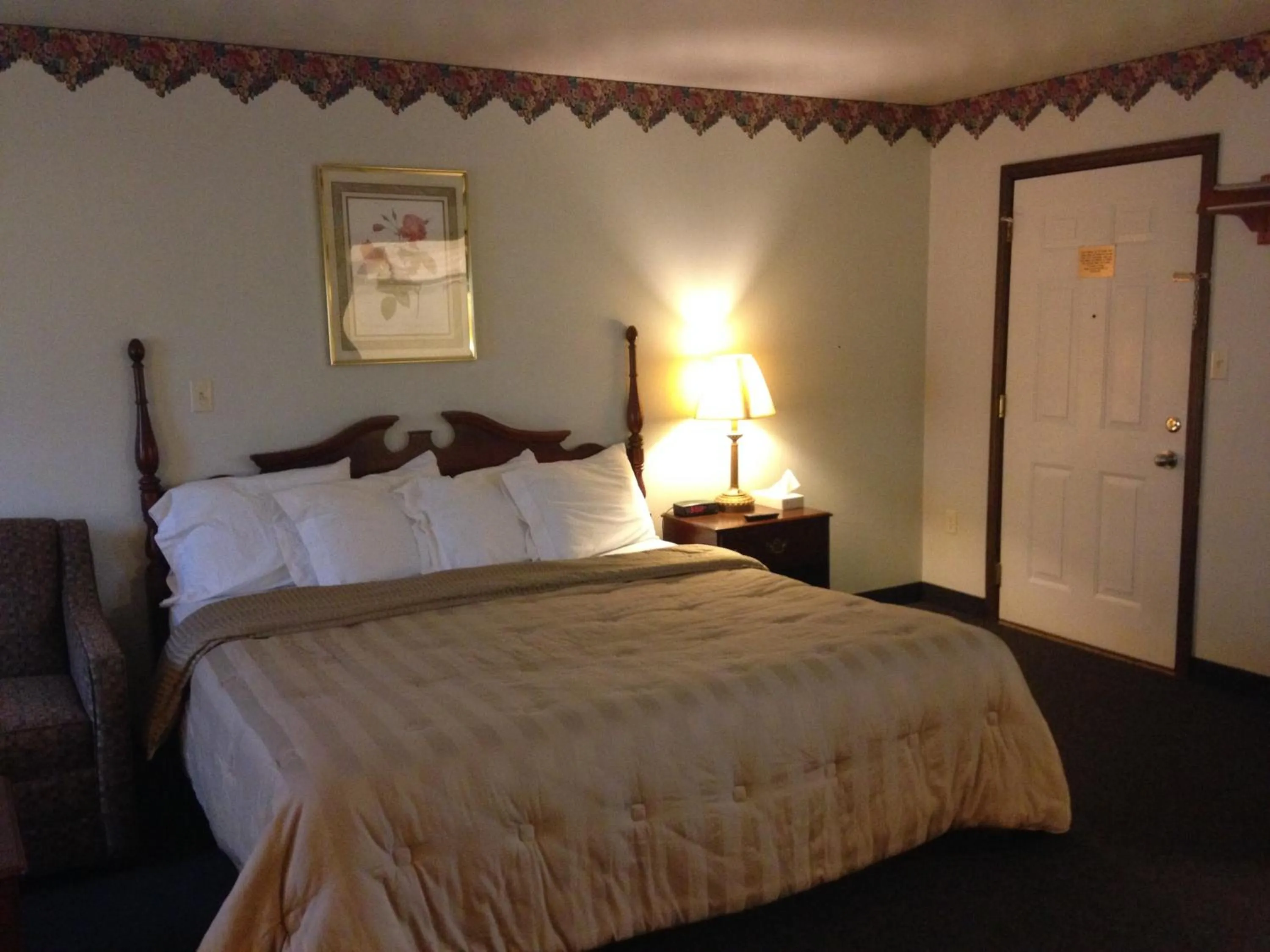 Bed in Fred's Inn Restaurant & Lodging
