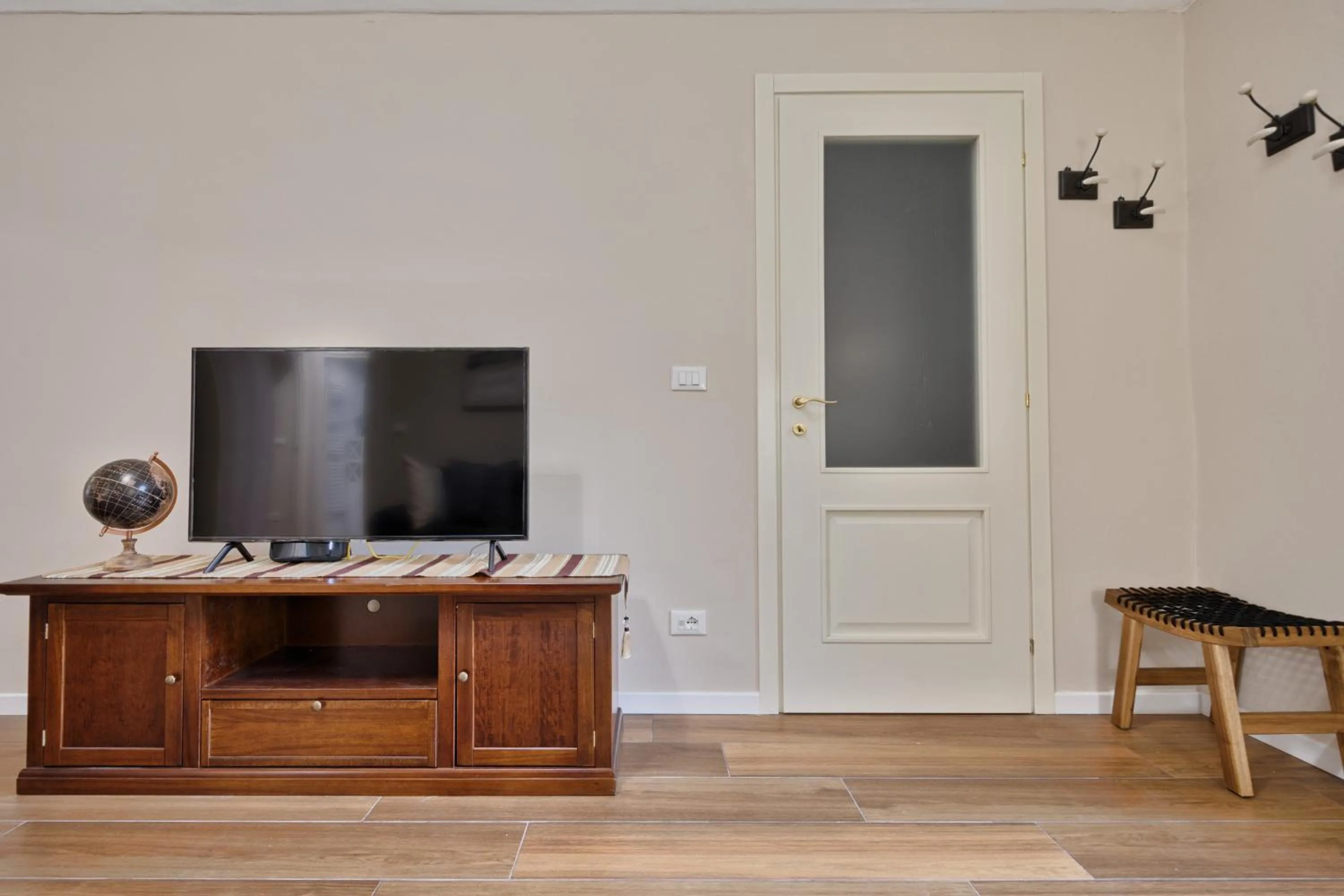 TV and multimedia in GuestHost - Porta Susa Elegant & Design Apartment