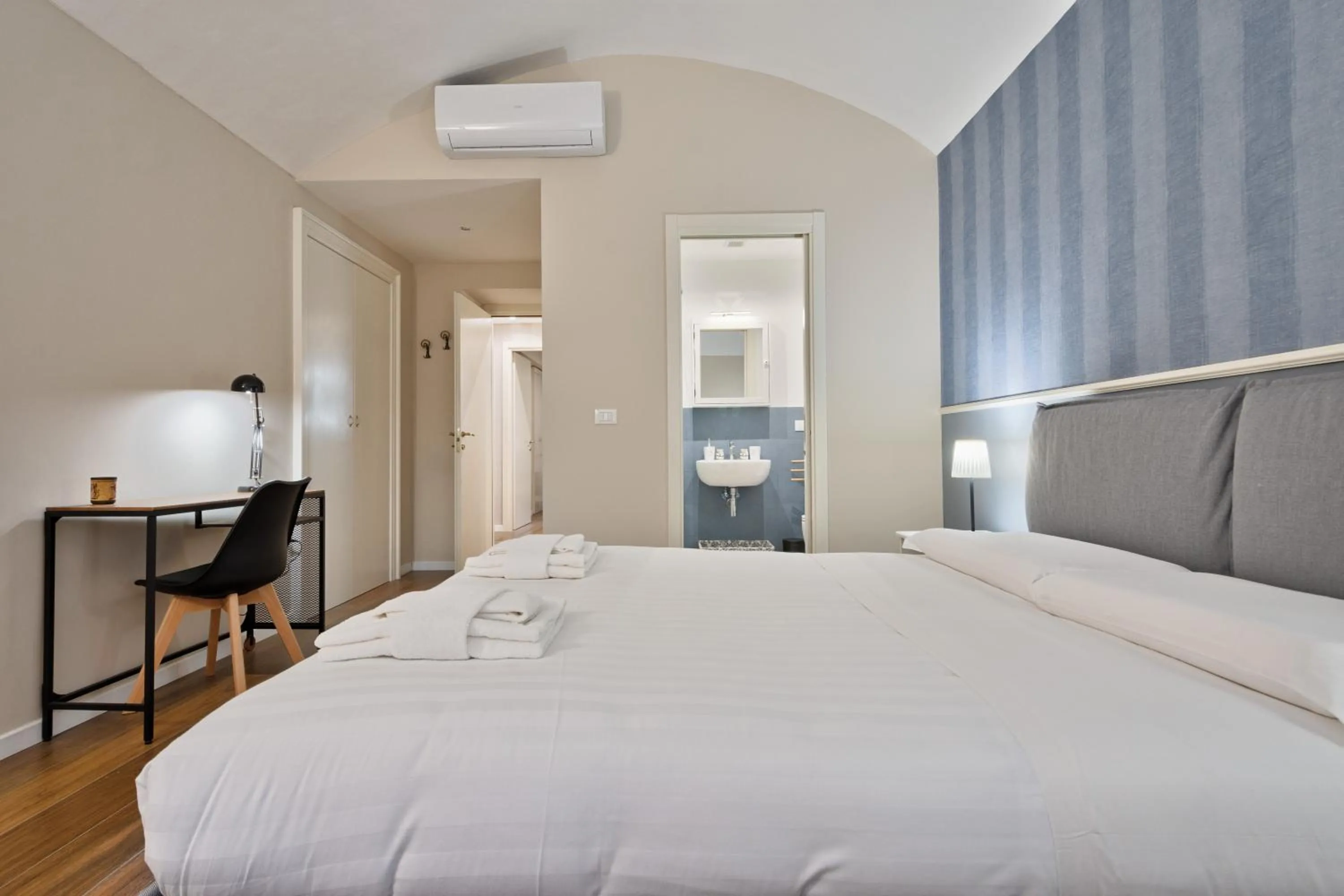 Bedroom, Bed in GuestHost - Porta Susa Elegant & Design Apartment
