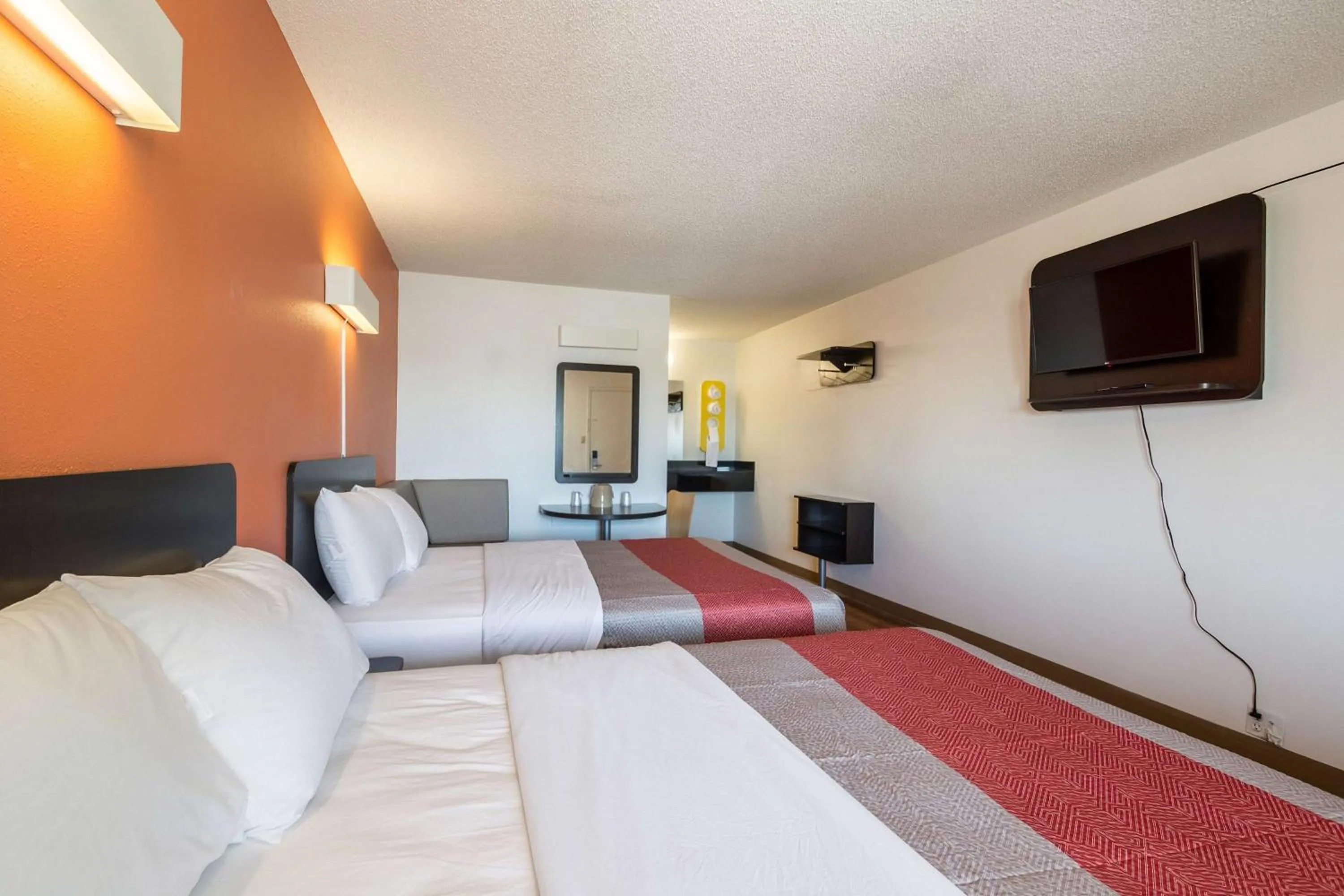 TV and multimedia, Bed in Motel 6-Indianapolis, IN - South