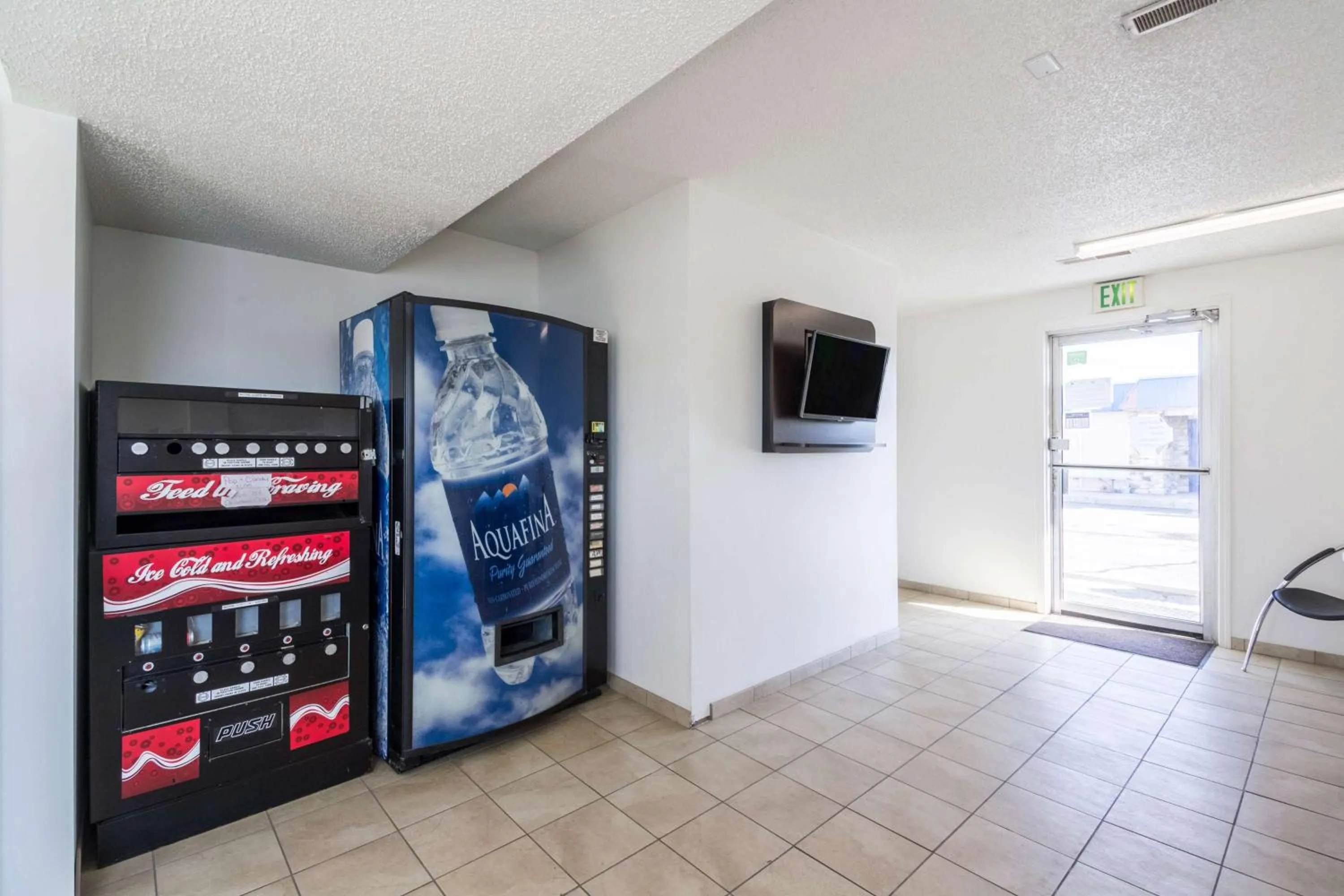 Communal lounge/ TV room in Motel 6-Indianapolis, IN - South