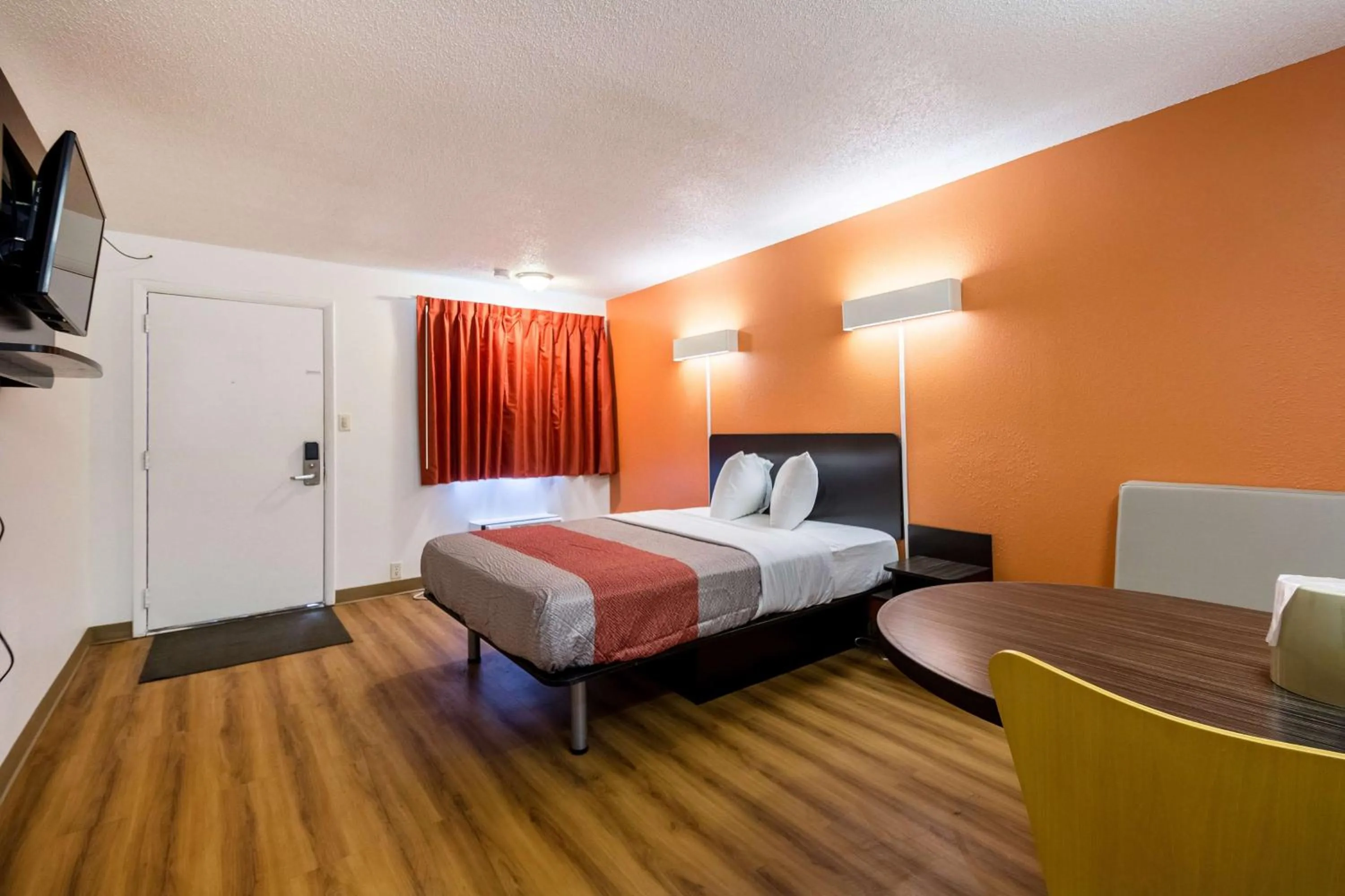 TV and multimedia, Bed in Motel 6-Indianapolis, IN - South