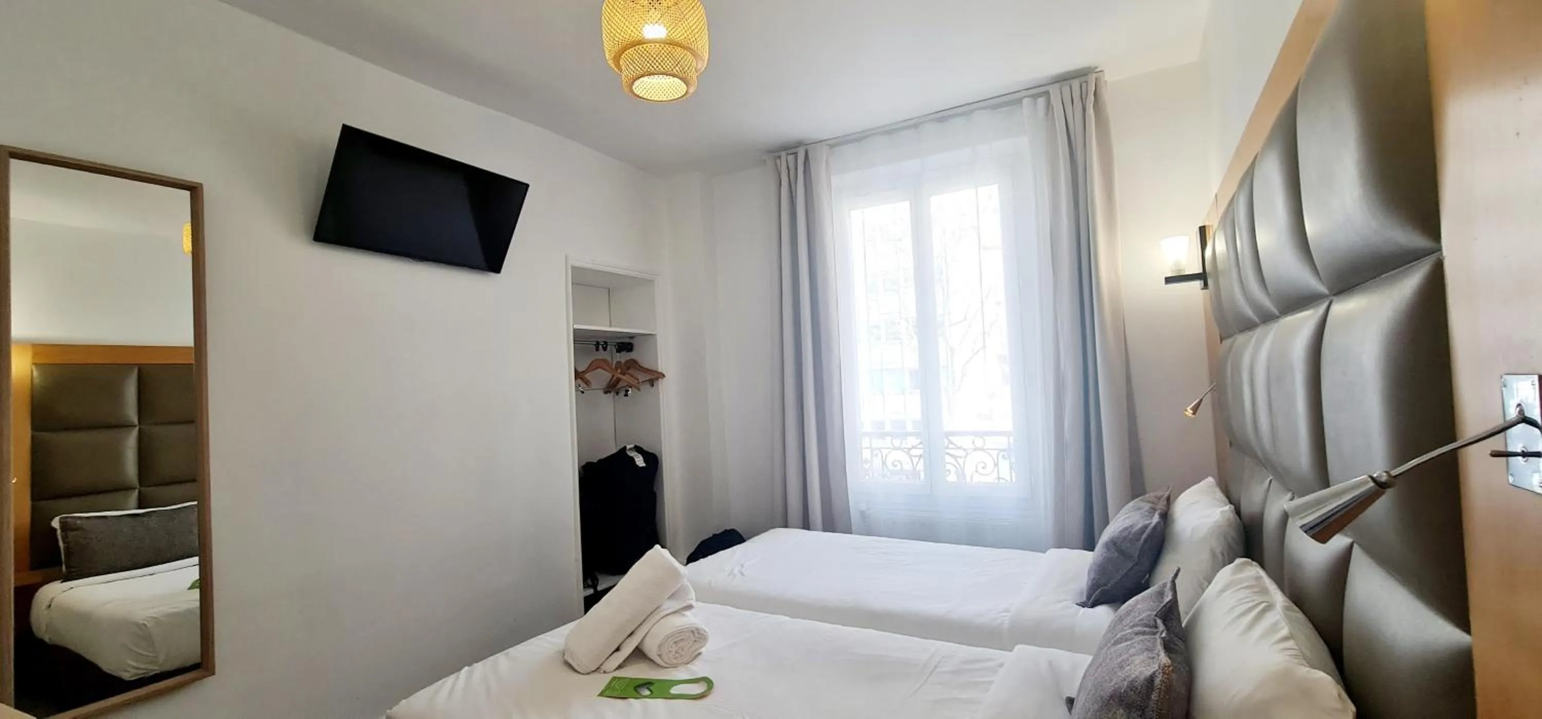 Bedroom, Bed in Hotel de France 18