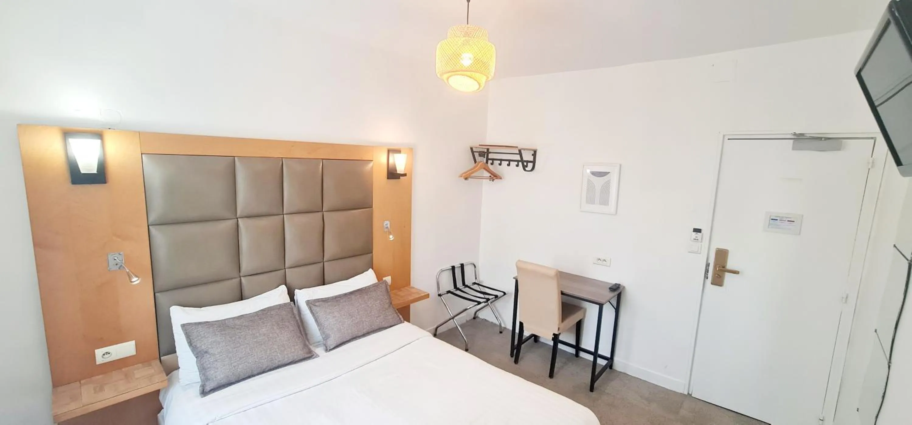 Photo of the whole room, Bed in Hotel de France 18