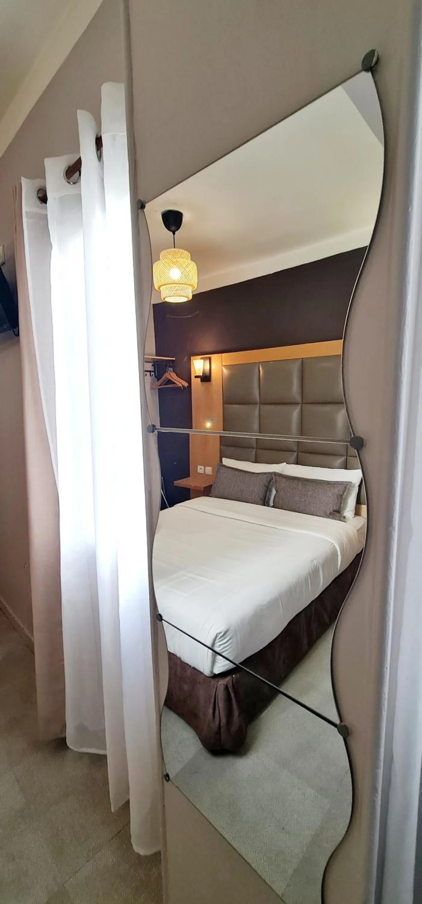 Bed in Hotel de France 18