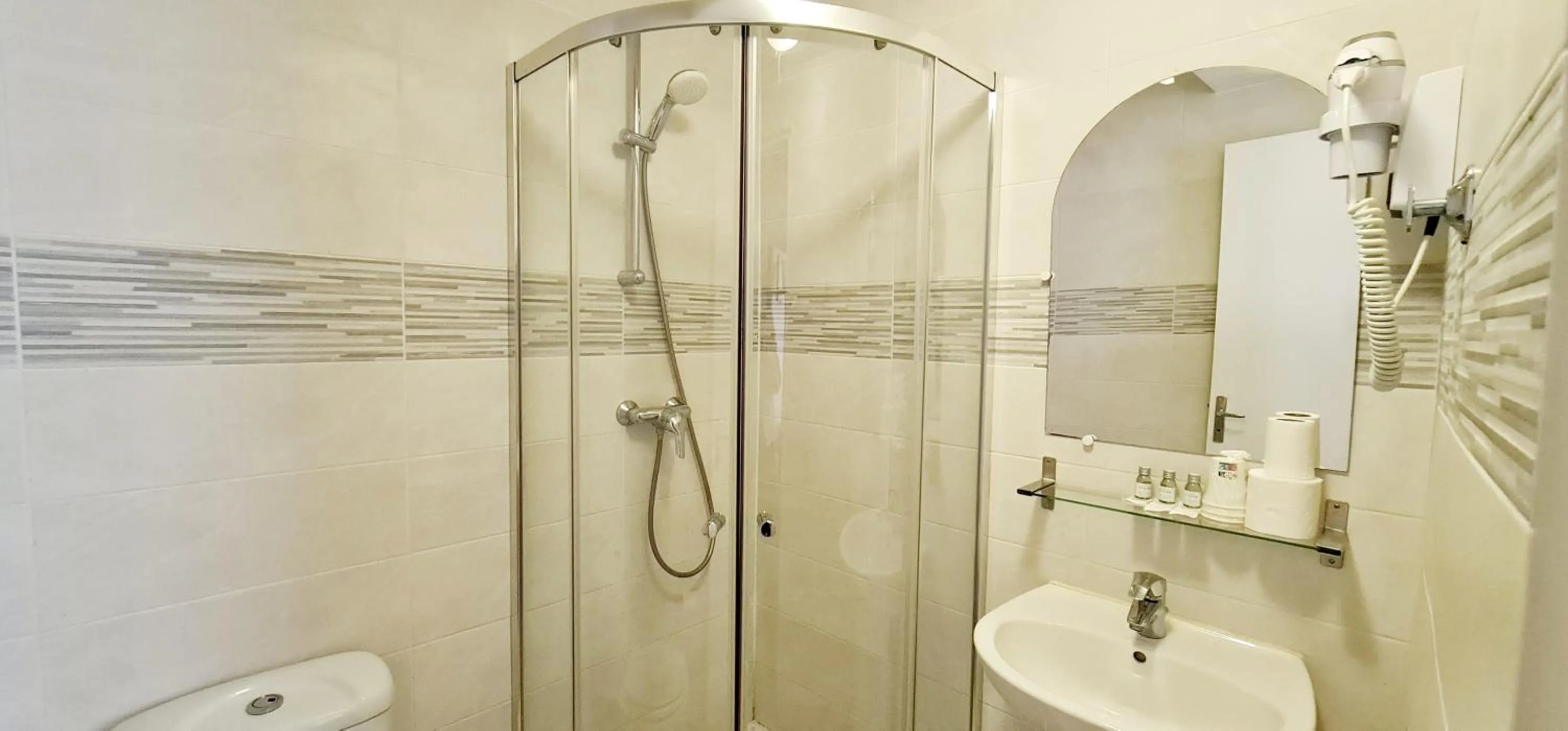 Bathroom in Hotel de France 18