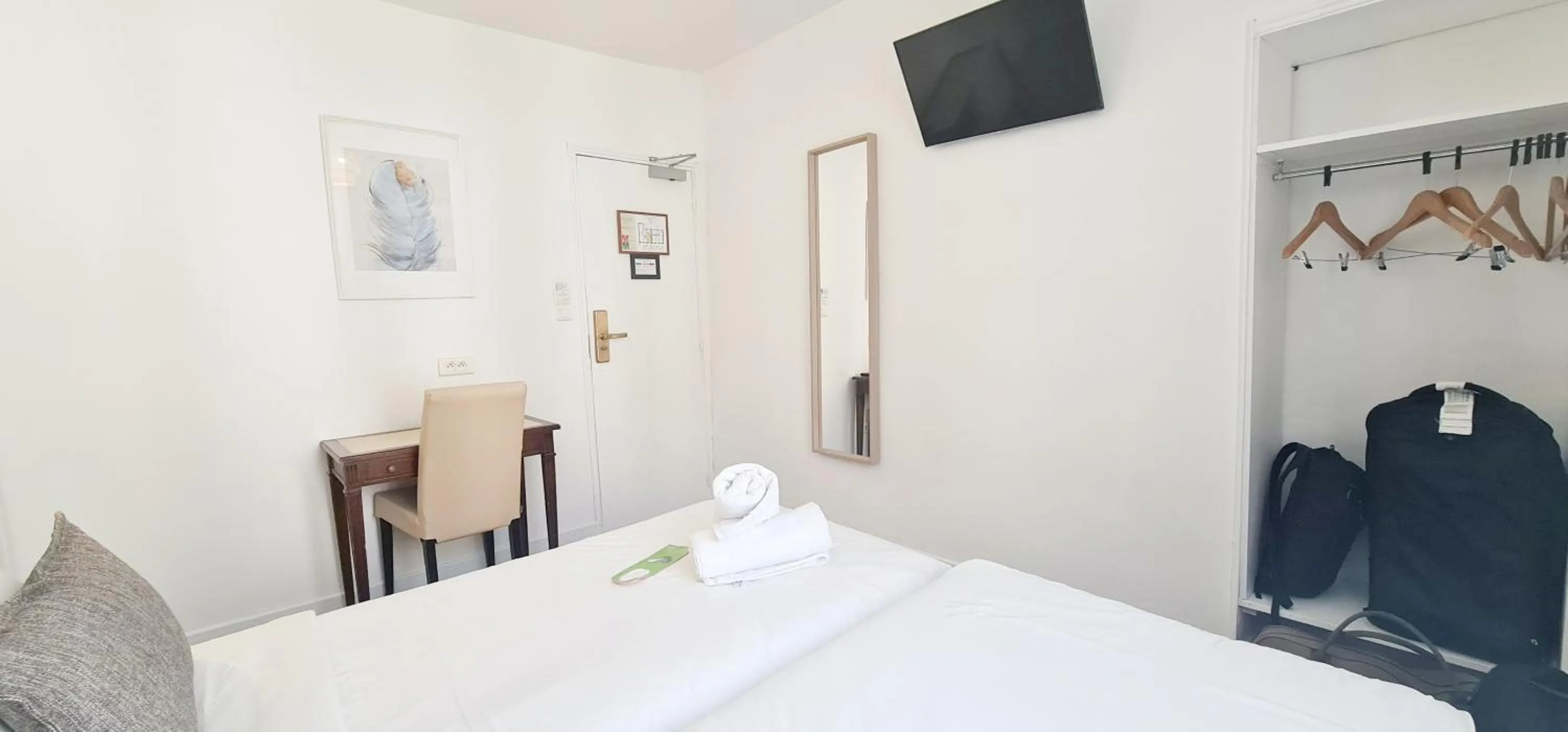 Bedroom, Bed in Hotel de France 18