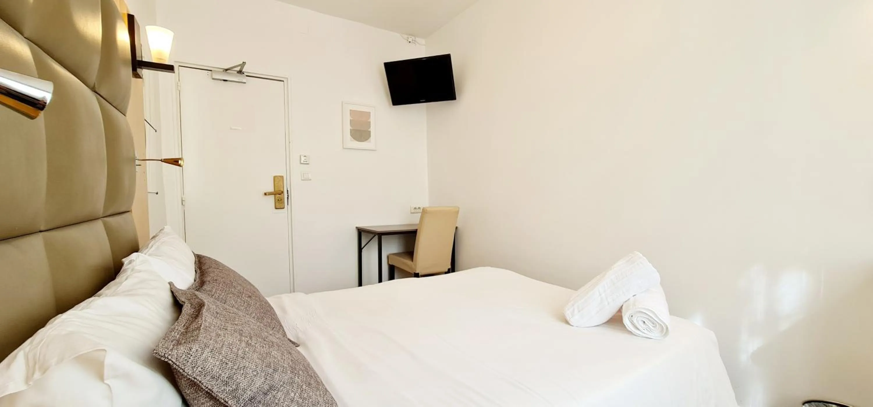 Photo of the whole room, Bed in Hotel de France 18