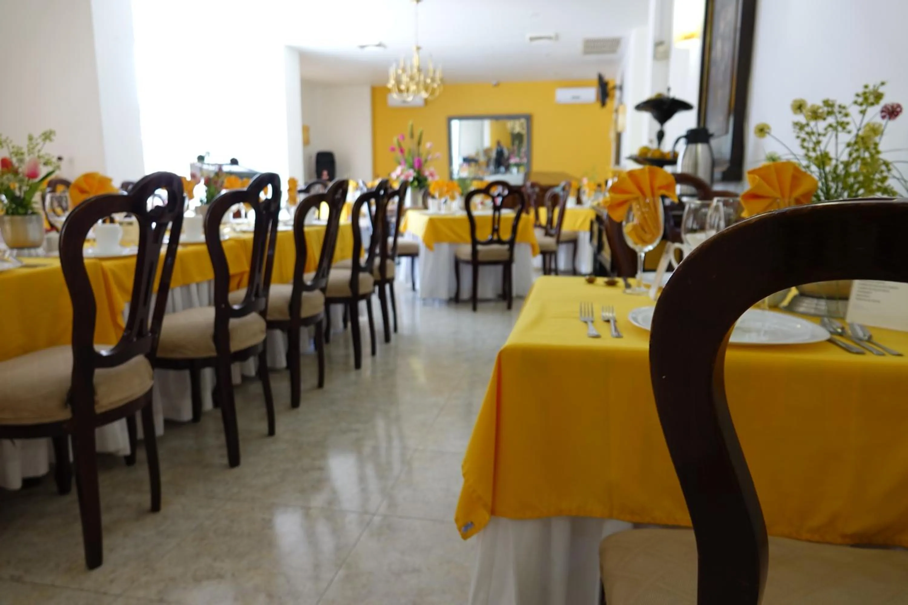 Restaurant/places to eat in Hotel America