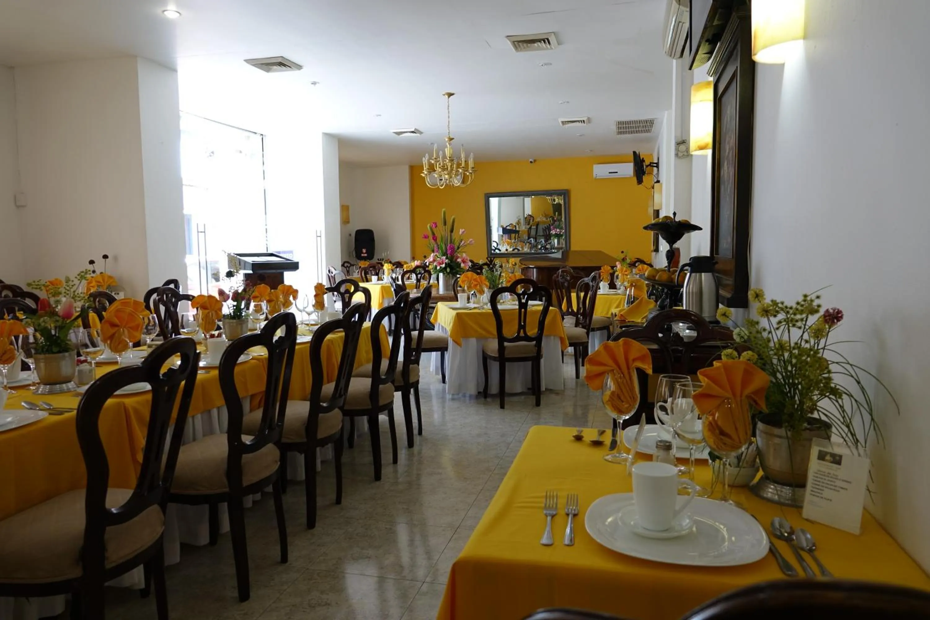 Restaurant/places to eat in Hotel America