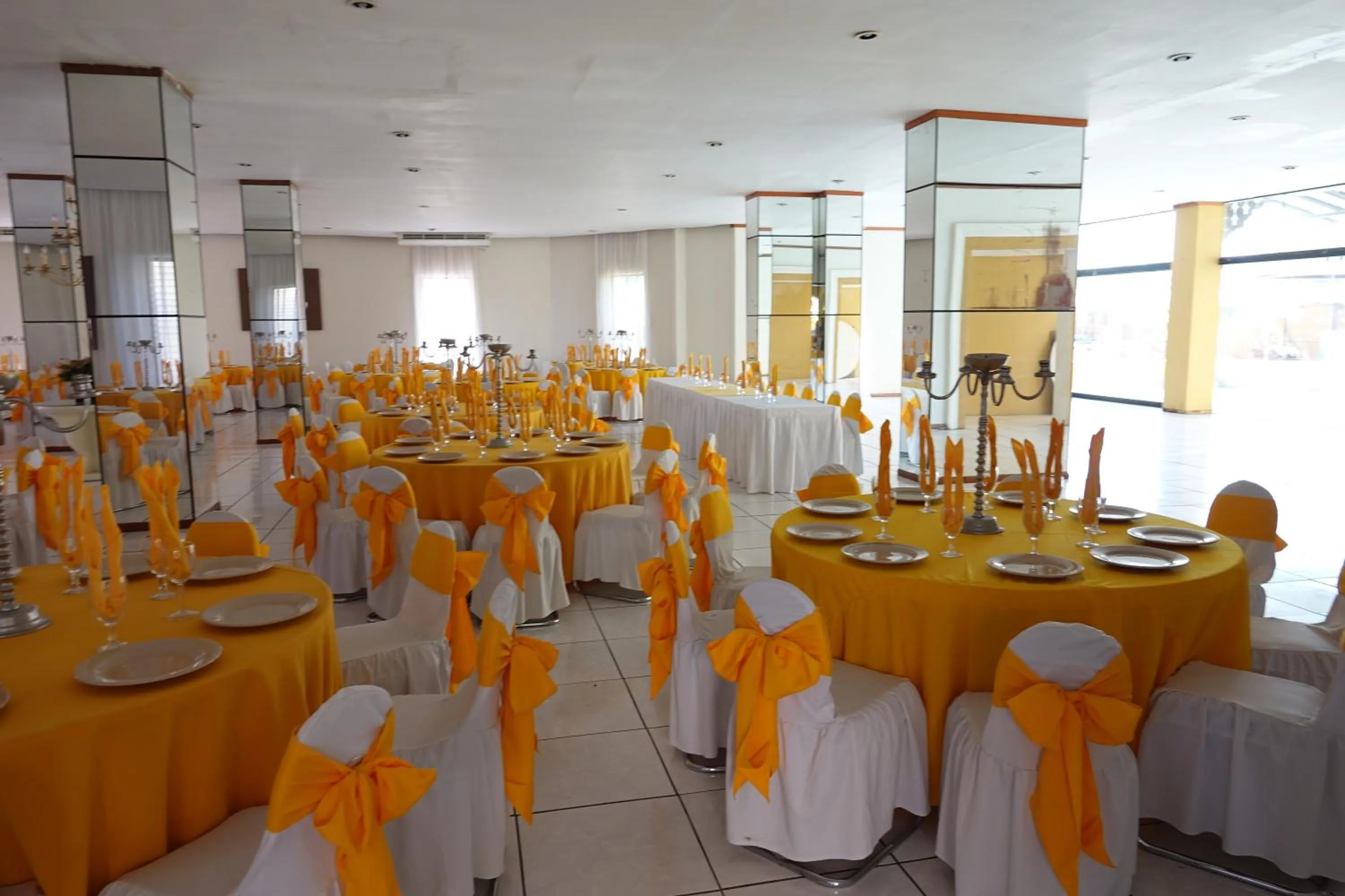 Restaurant/places to eat in Hotel America