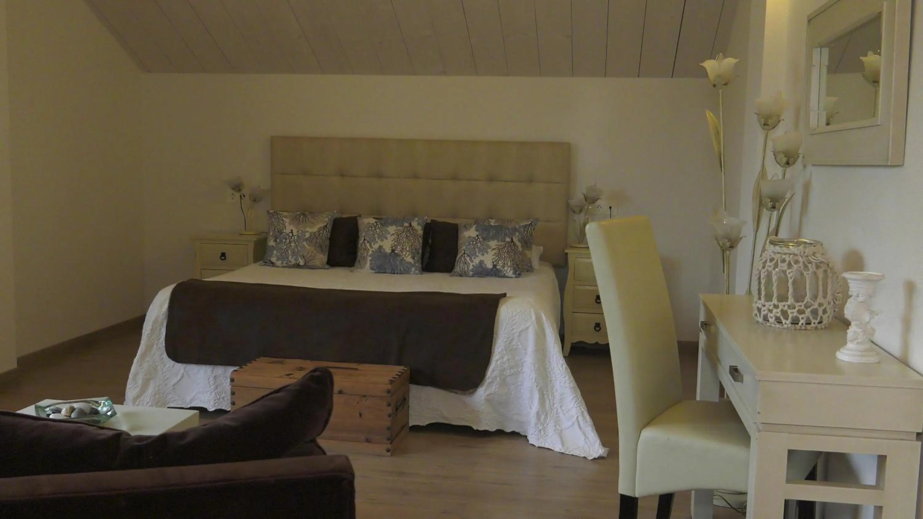 Living room, Bed in Hotel Rural Playa de Aguilar