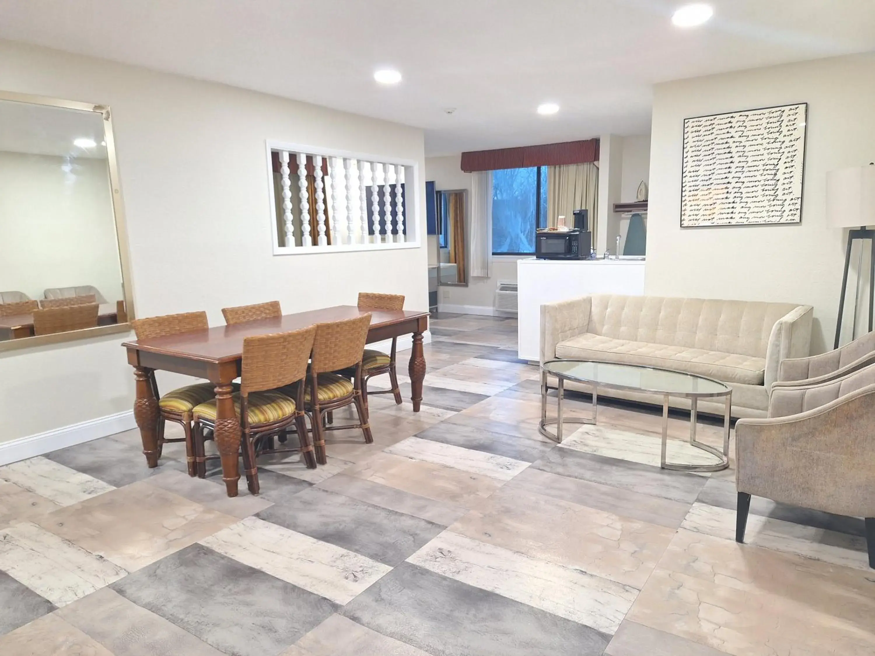 King Studio Suite - Non-Smoking in Travelodge by Wyndham Indianapolis Speedway King Studio Suite - Non-Smoking in Travelodge by Wyndham Indianapolis Speedway