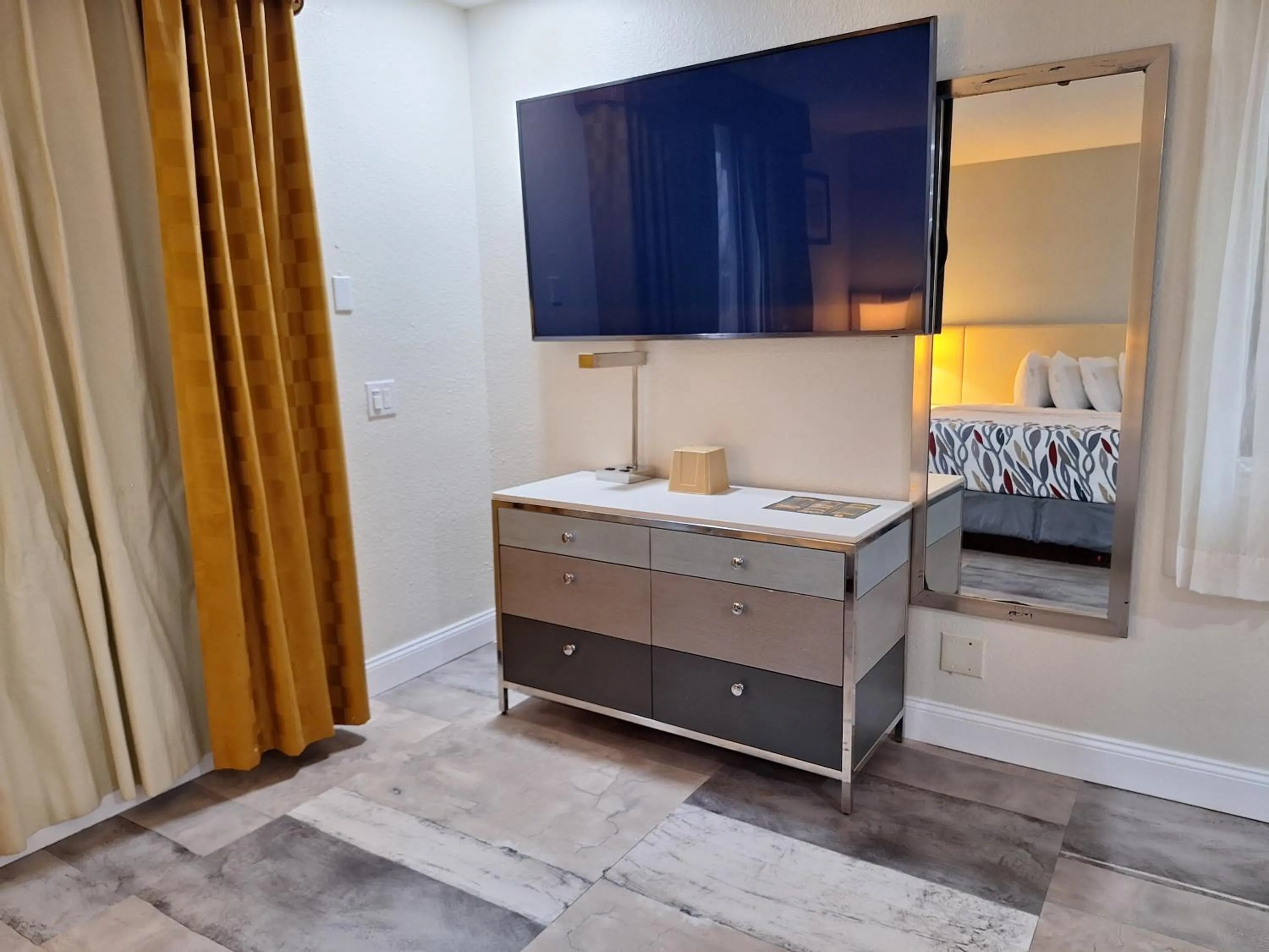 TV and multimedia, Bed in Travelodge by Wyndham Indianapolis Speedway