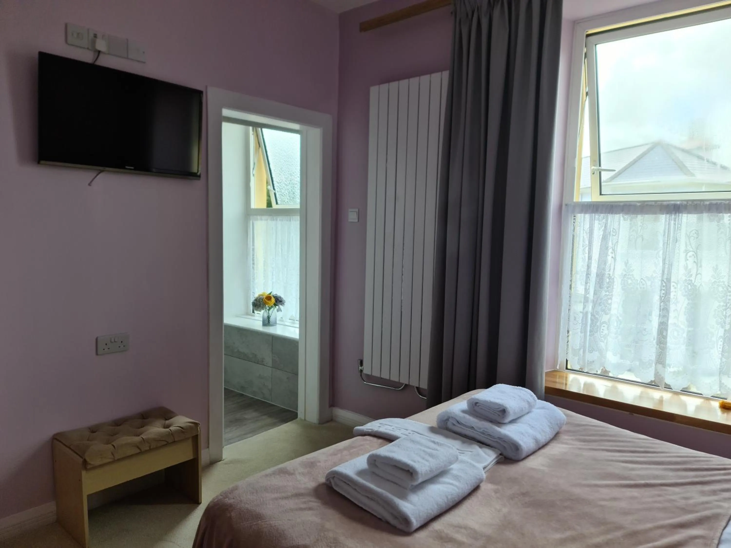 Photo of the whole room, Bed in The Torland - Paignton Seafront - free parking, all rooms en-suite