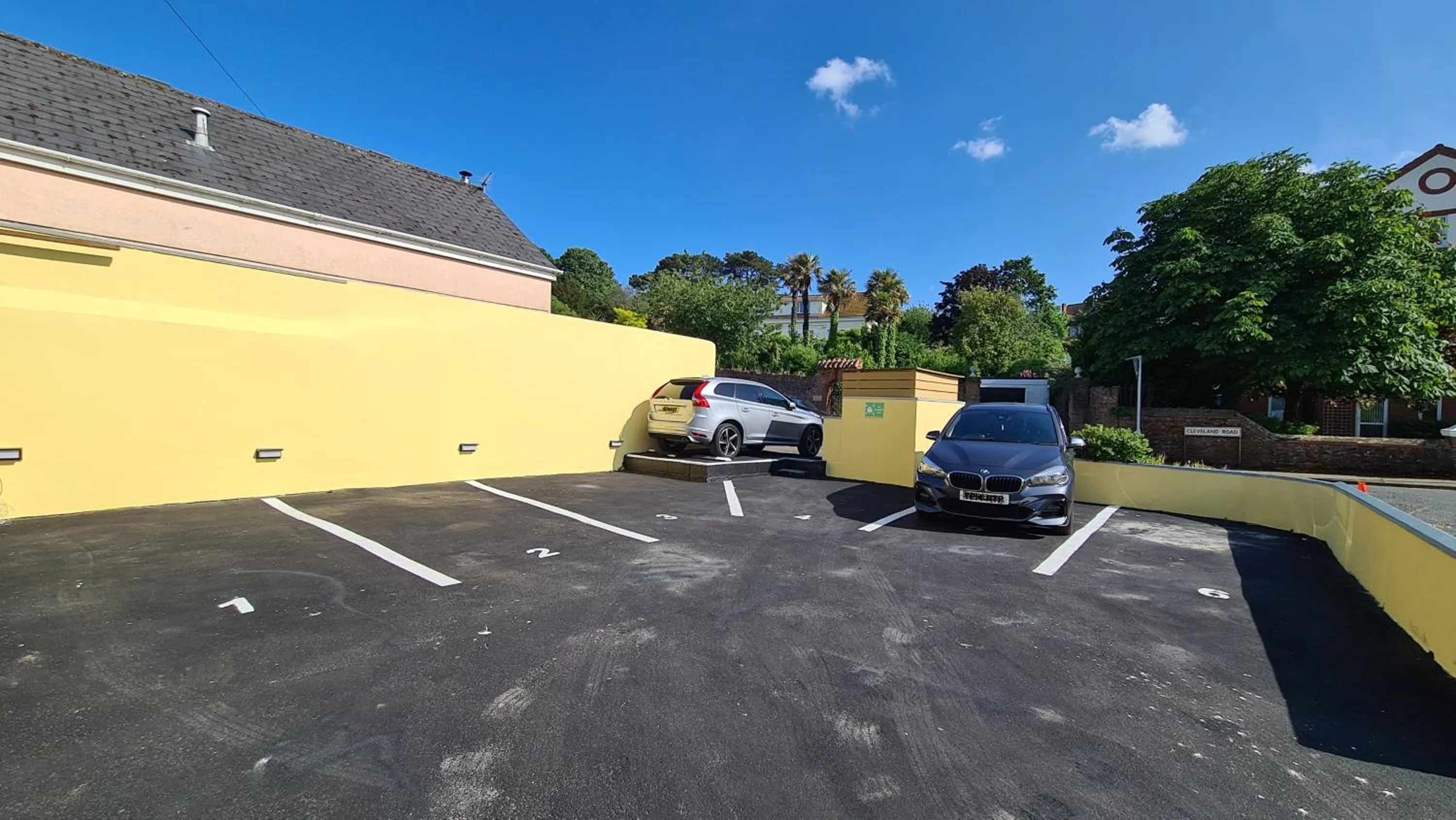 Parking in The Torland - Paignton Seafront - free parking, all rooms en-suite