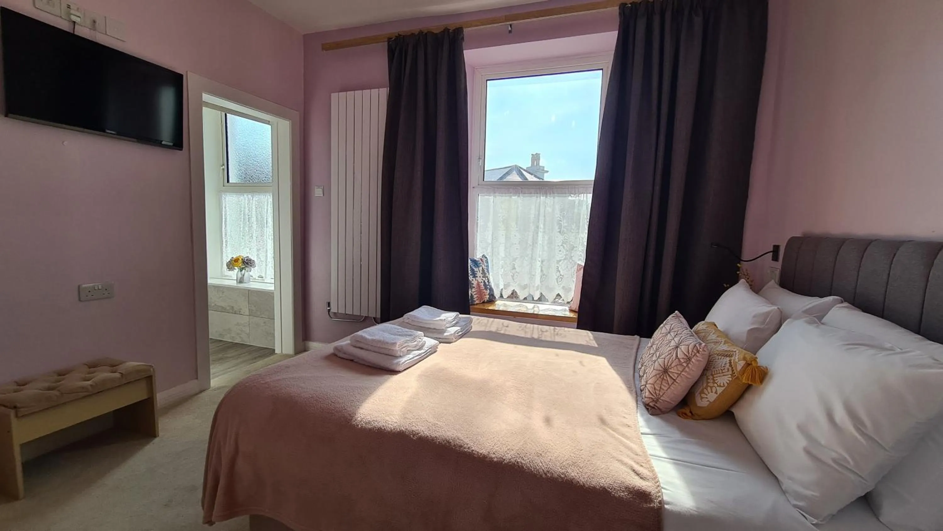 Bedroom, Bed in The Torland - Paignton Seafront - free parking, all rooms en-suite