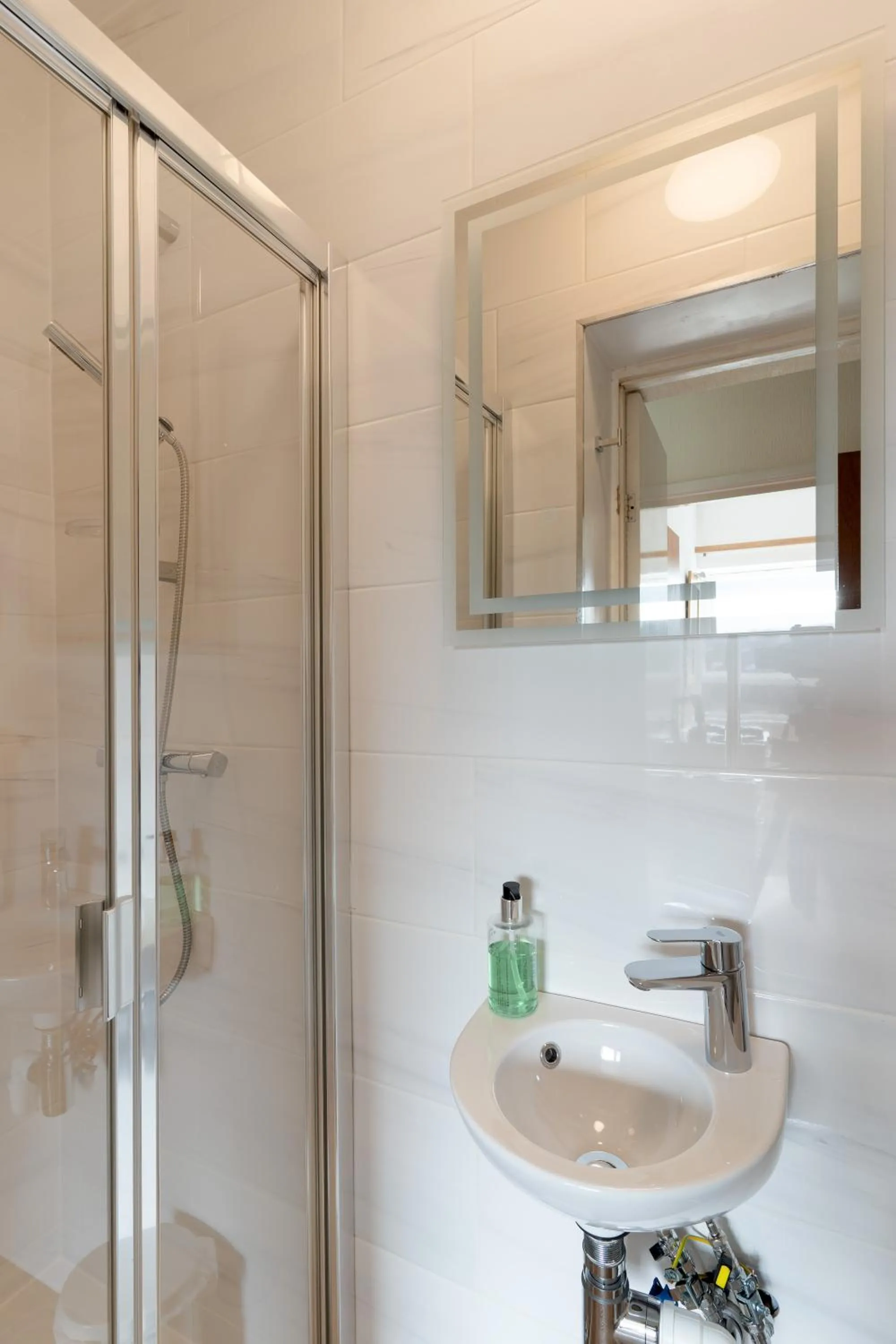 Shower in The Torland - Paignton Seafront - free parking, all rooms en-suite