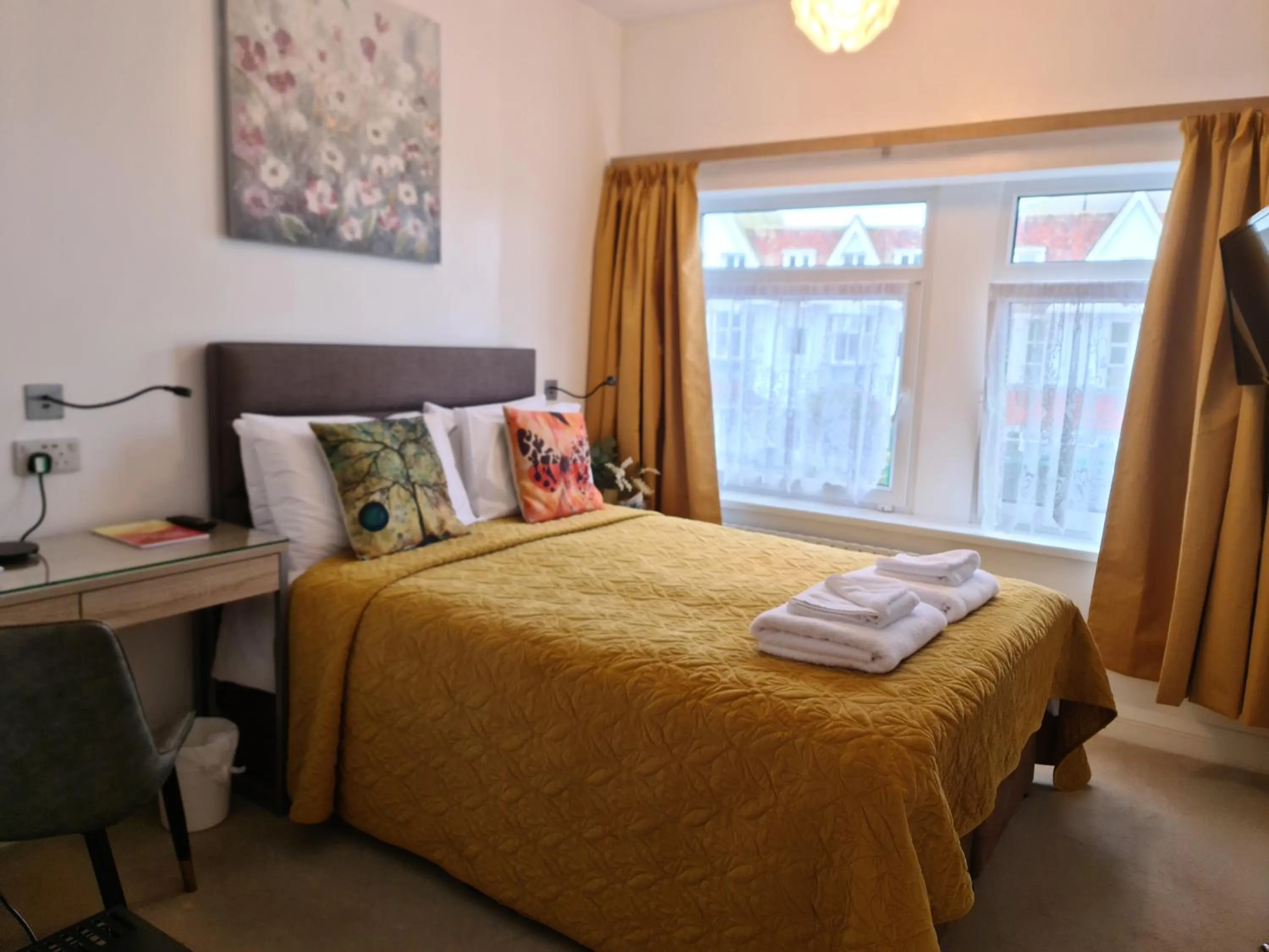 Photo of the whole room, Bed in The Torland - Paignton Seafront - free parking, all rooms en-suite
